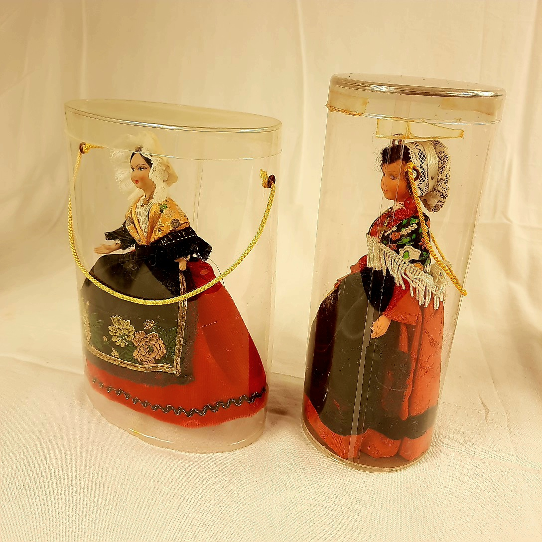 2 poupées folkloriques en tenues rouge et noir: 1 LE MINOR et 1 NADETTE  -  reconditionné disponible sur Label Emmaüs