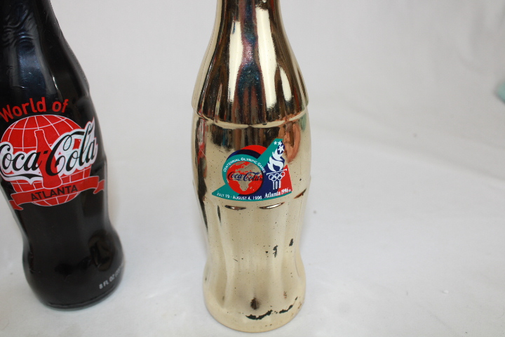 3 bouteilles de Coca Cola vintage pour collection - 1 dorée commémorative des jeux olympiques d' Atlanta, 1 Welcome Las Vegas et 1 cola collage - Photo 1