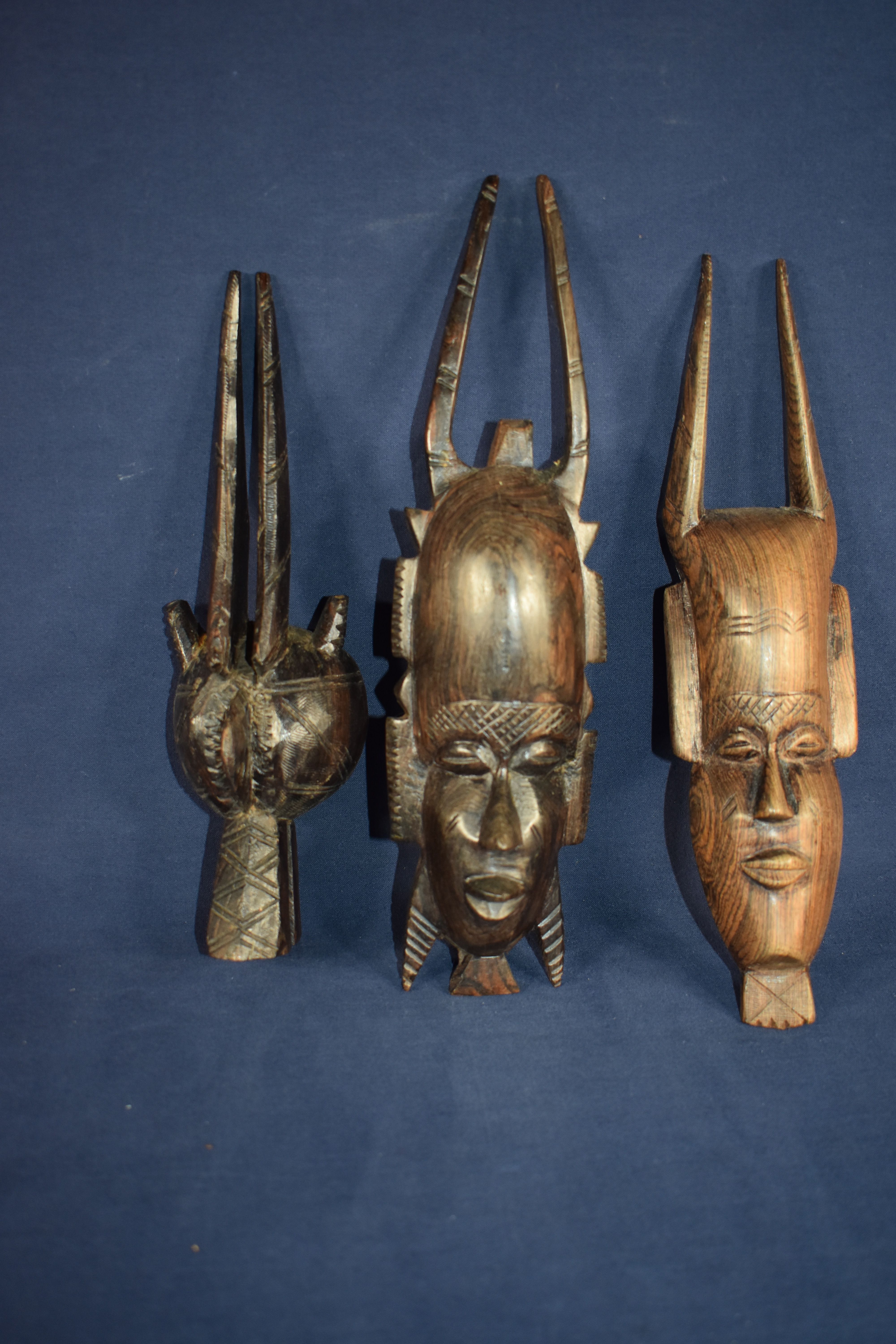 lot de trois masques décoratifs Africains en bois  - Photo 0