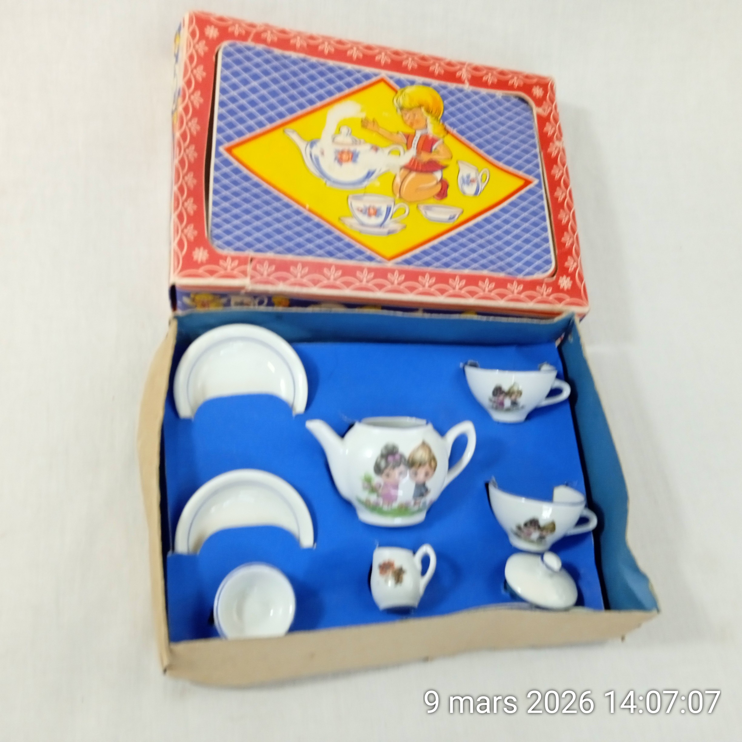 Voir photo 2 de Petite DINETTE porcelaine service à thé fleuri 1960s avec boite Petite DINETTE porcelaine service à thé fleuri 1960s avec boite - Vue 2 -