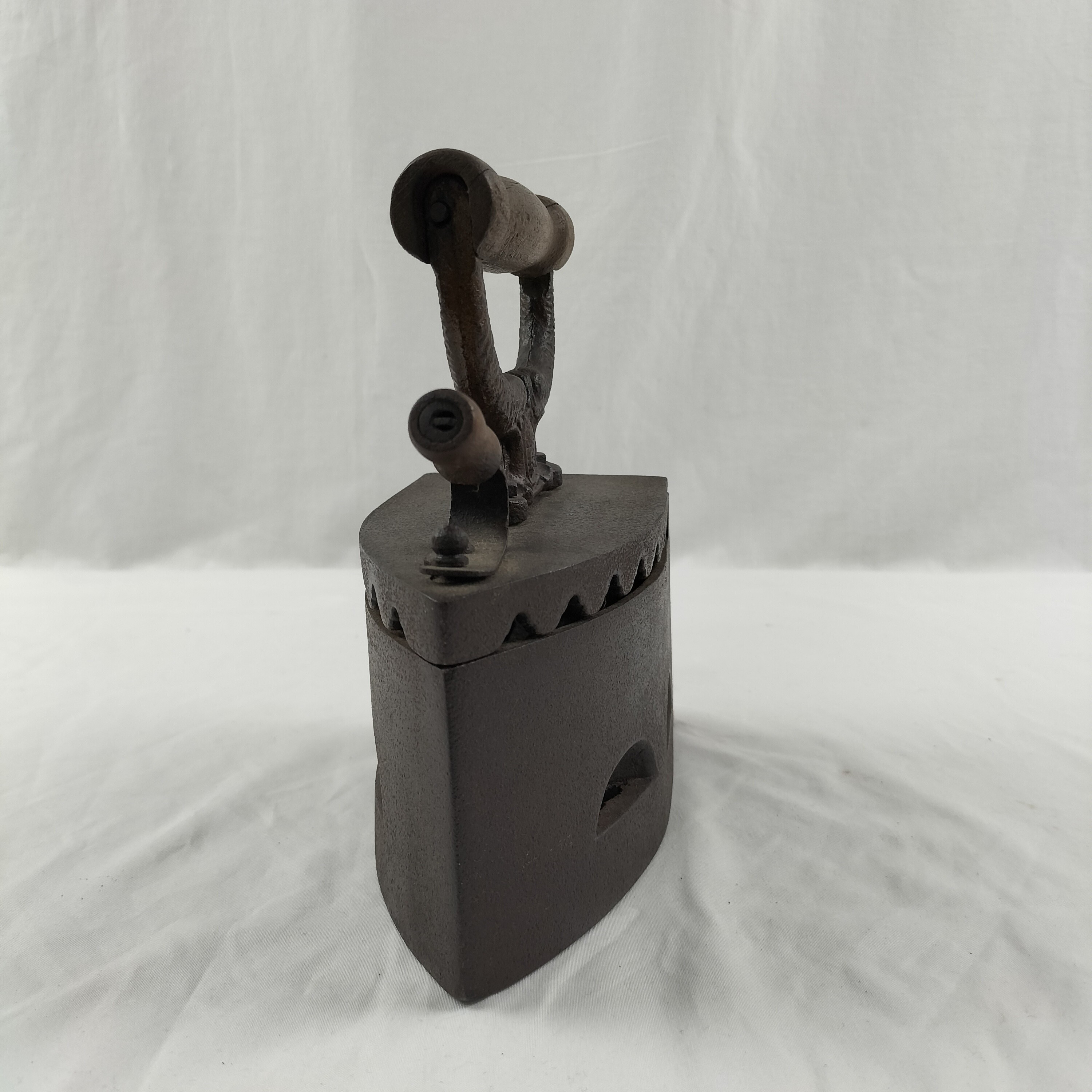 Ancien fer à repasser à braise en fonte - Bon état - Photo 3