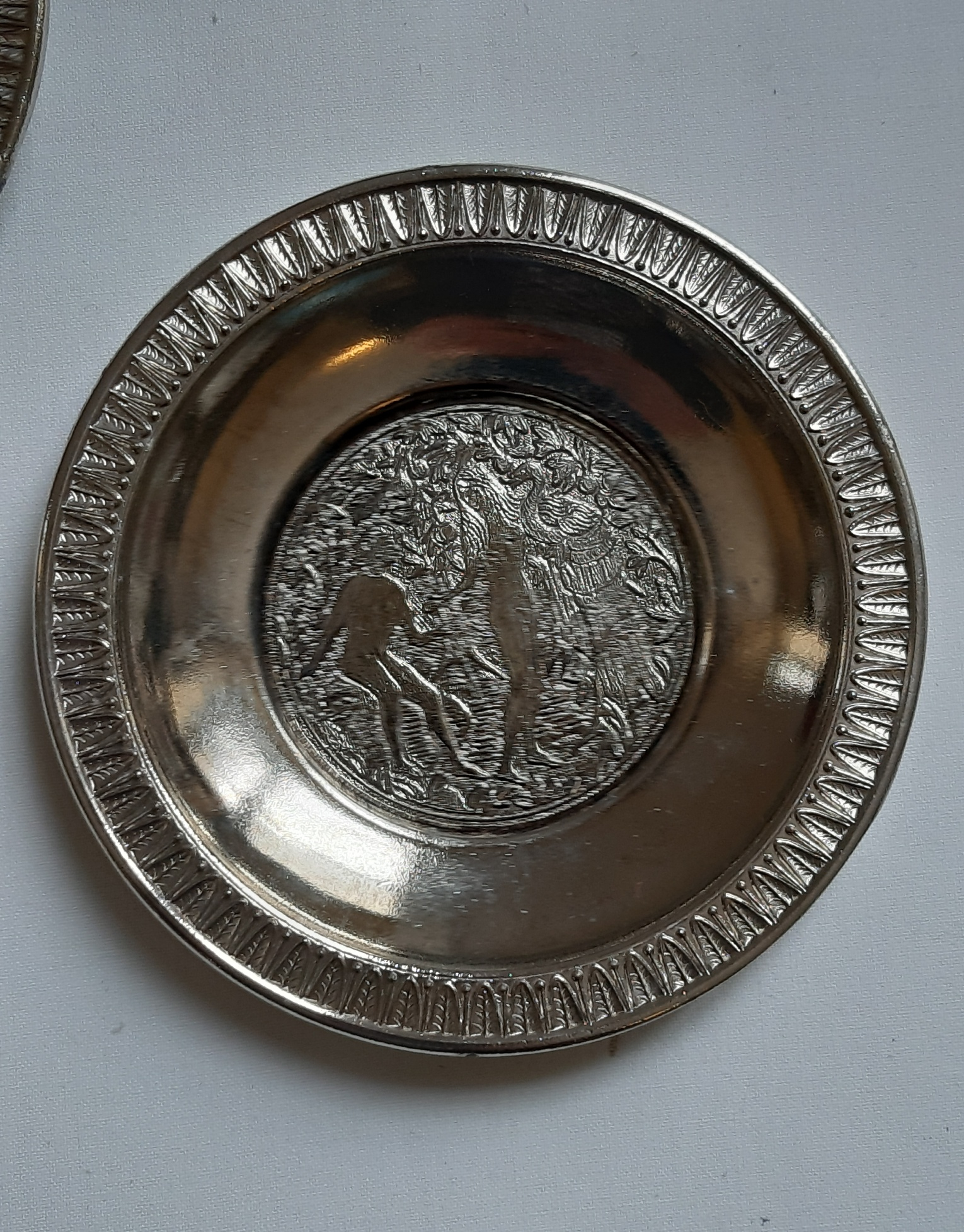 Service à café 6 tasses à Moka / Café en PORCELAINE avec support et soucoupe en ÉTAIN, vintage Bon état - Vue 6 - 