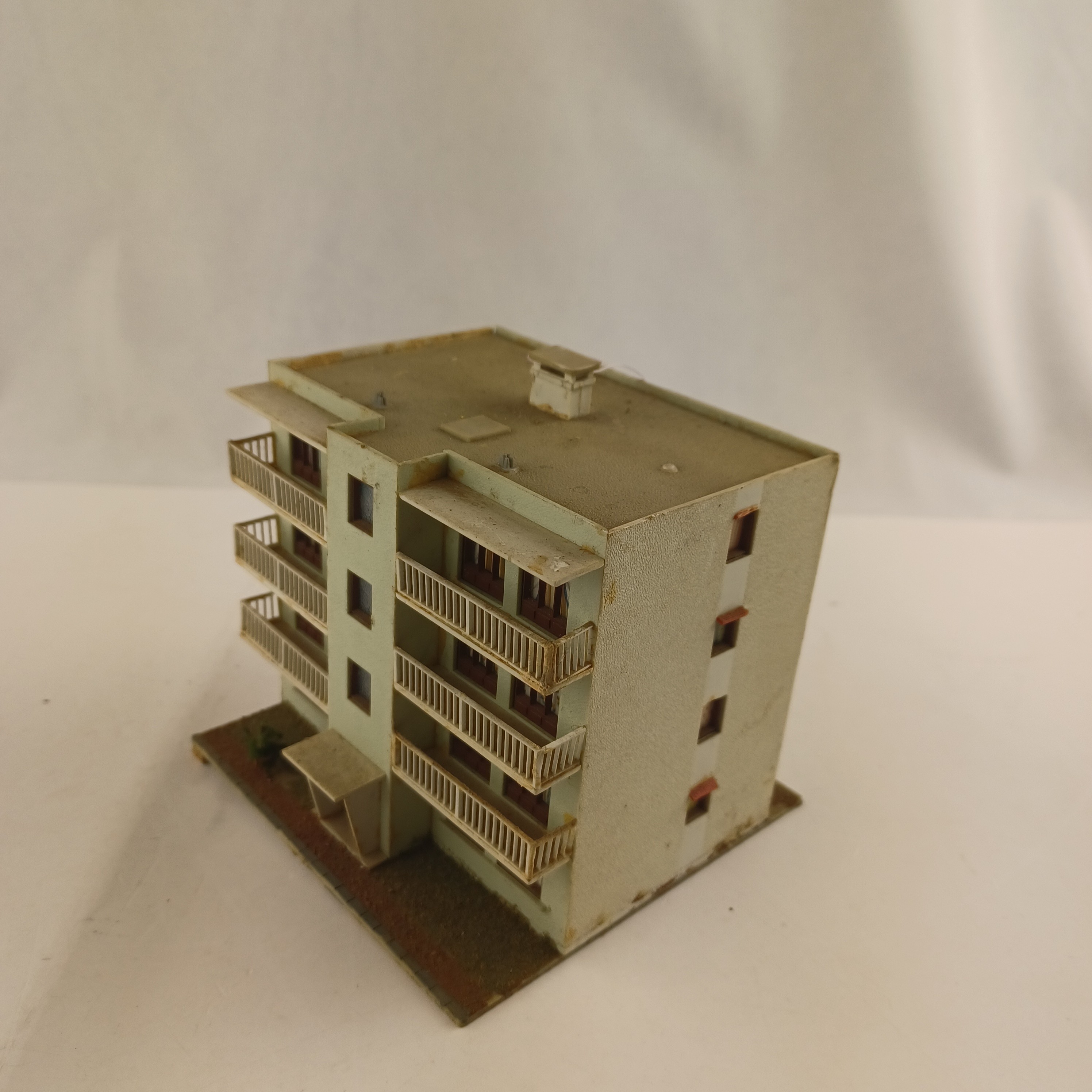 Maquette de modélisme d'un immeuble à 3 étages de 11x12x10 cm Très bon état - Vue 2 - 