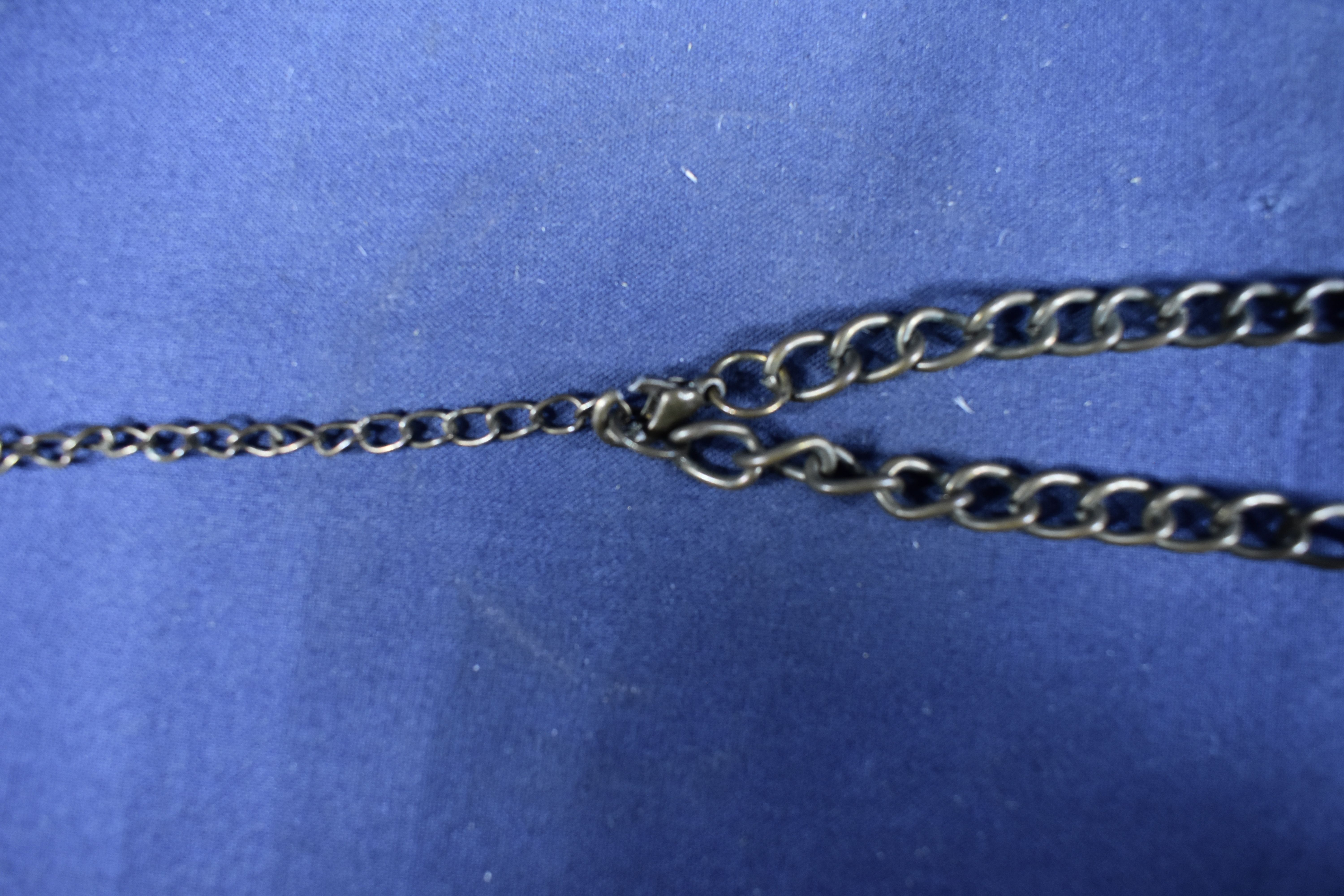 2 colliers à grosses perles en pierre et résine. Longueur 25 cm Bon état - Vue 5 - 