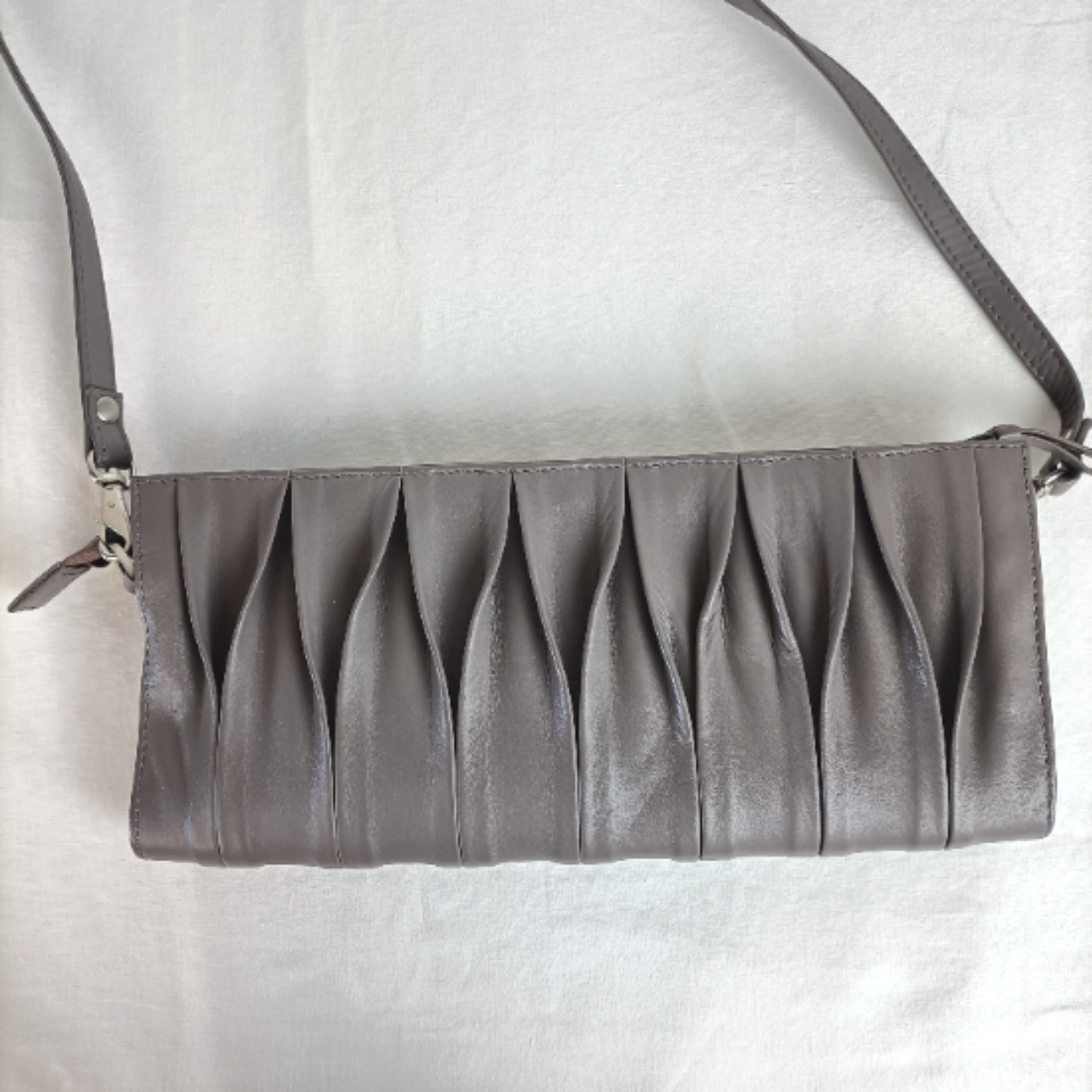 Sac bandoulière en cuir de vachette gris taupe - Un jour ailleurs - Photo 9