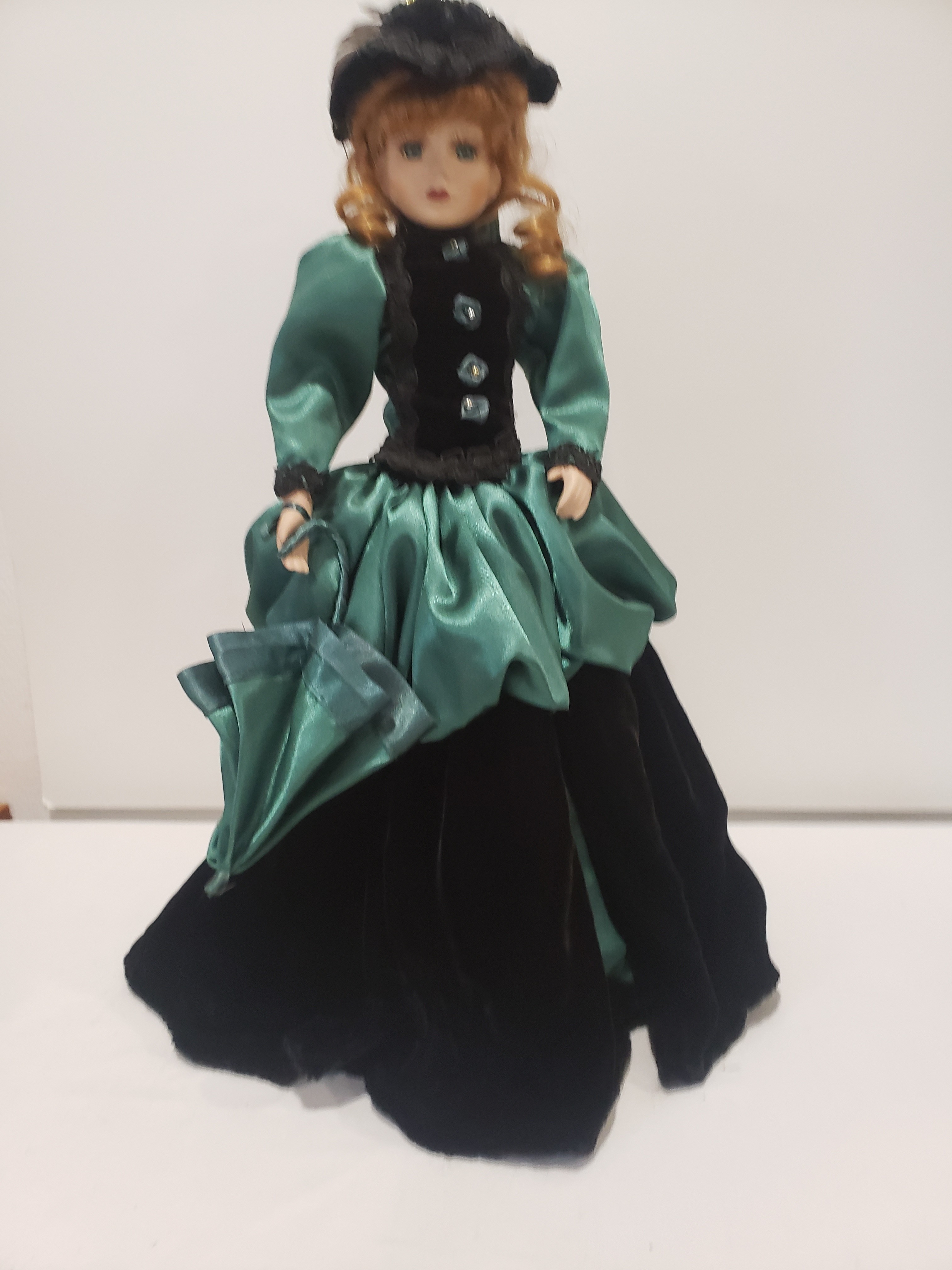 Poupée porcelaine et tissu sur son pied - Bon état - Photo 3