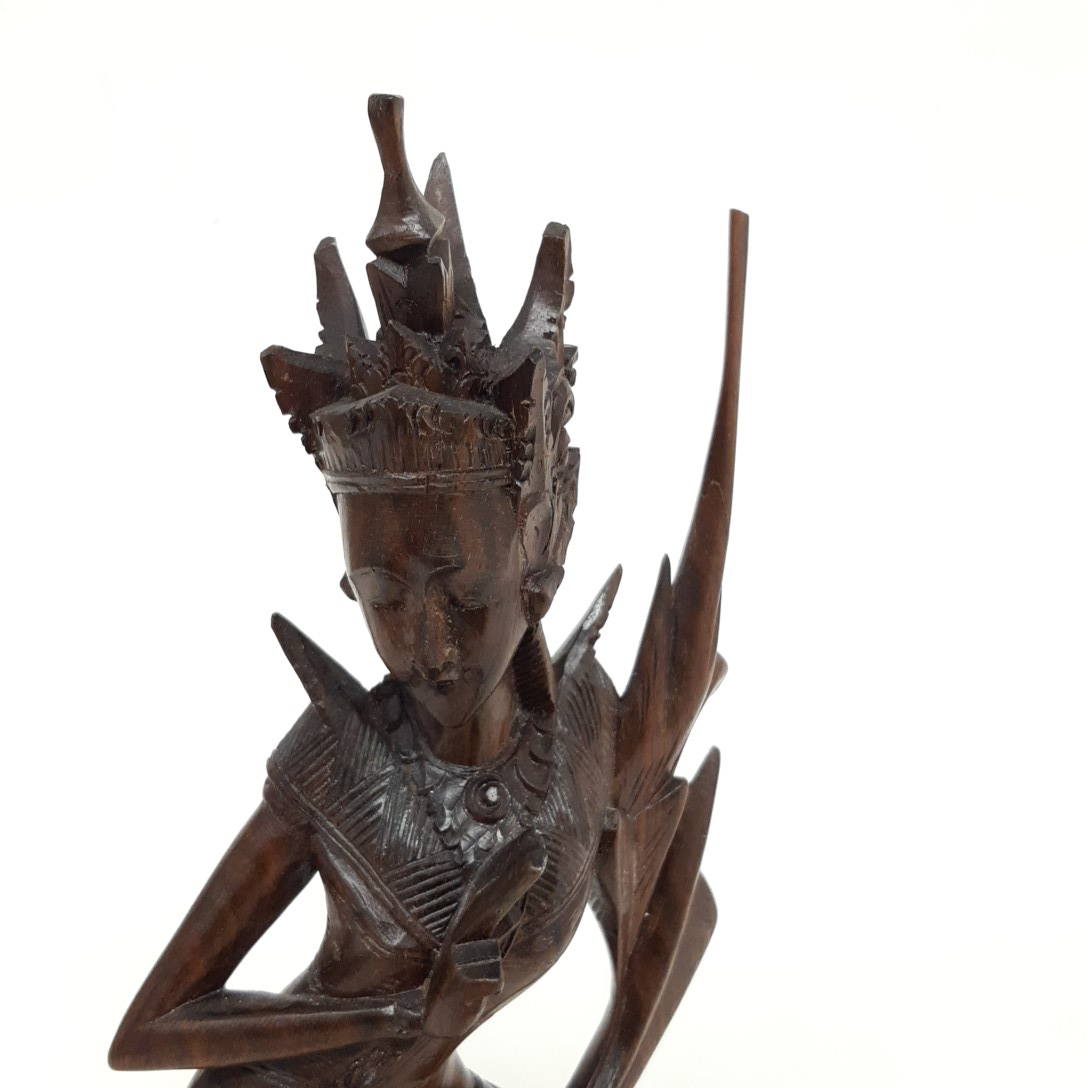 Sculpture de déesse dewi de Bali en bois - Photo 1