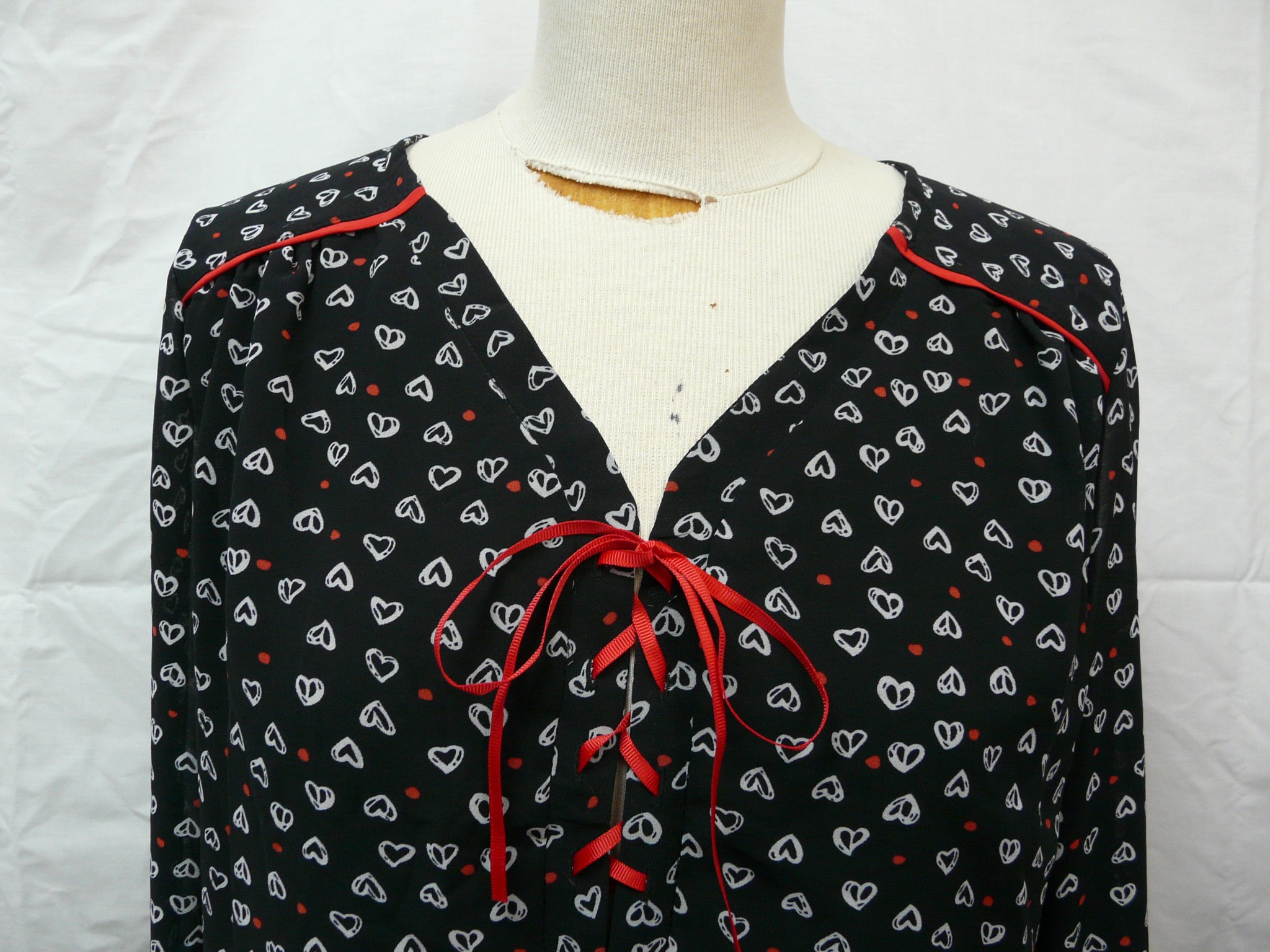 Voir photo 7 de HF51 - Blouse à motifs "cœurs" - L33 - Taille 5 (2XL) HF51 - Blouse à motifs "cœurs" - L33 - Taille 5 (2XL) Comme neuf - Vue 7 -