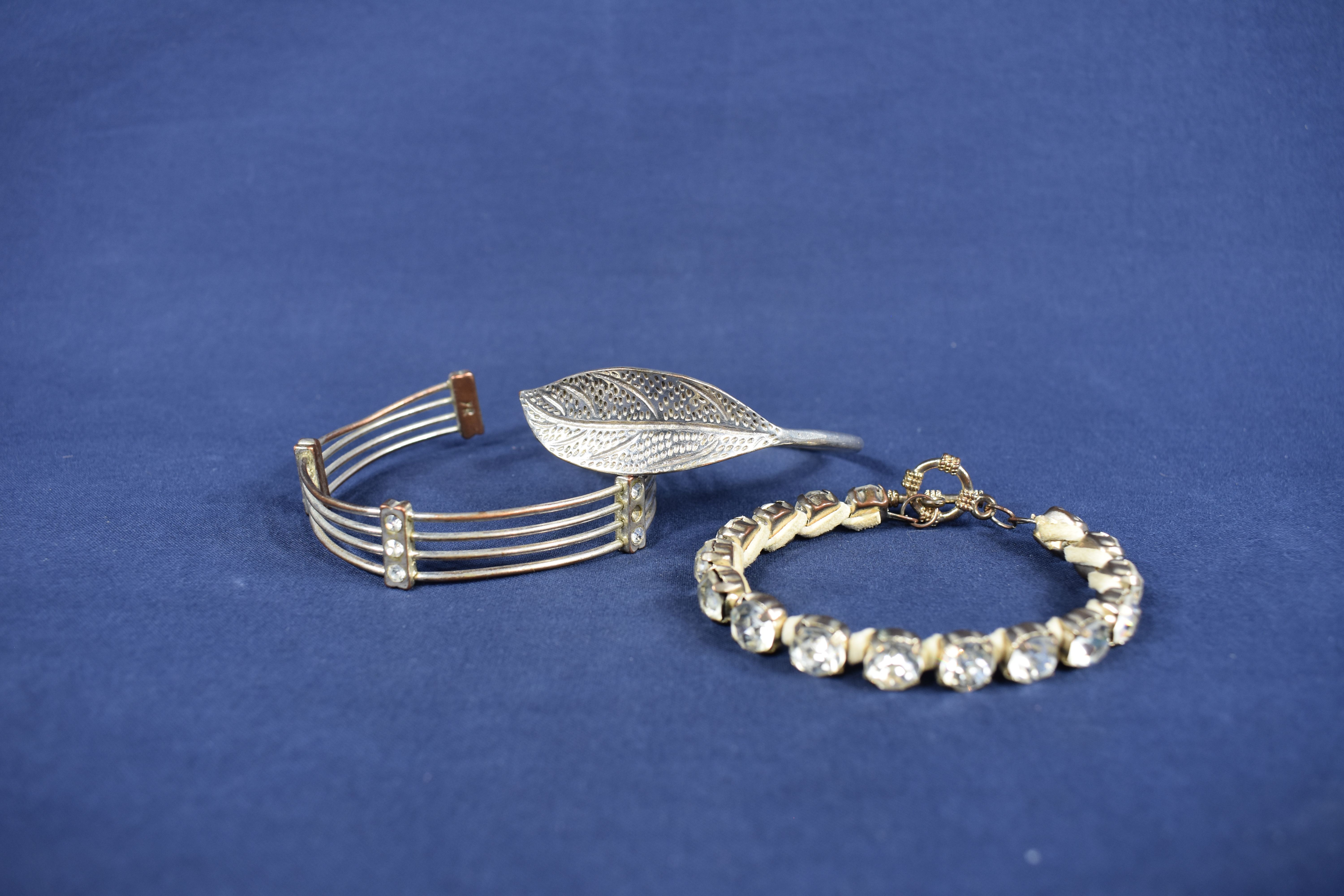 Voir photo 2 de Lot de 3 bracelets " Vintage " dont 2 " manchettes " et un strass, diamètre 7 & 8 cm. Lot de 3 bracelets " Vintage " dont 2 " manchettes " et un strass, diamètre 7 & 8 cm. Bon état - Vue 2 -