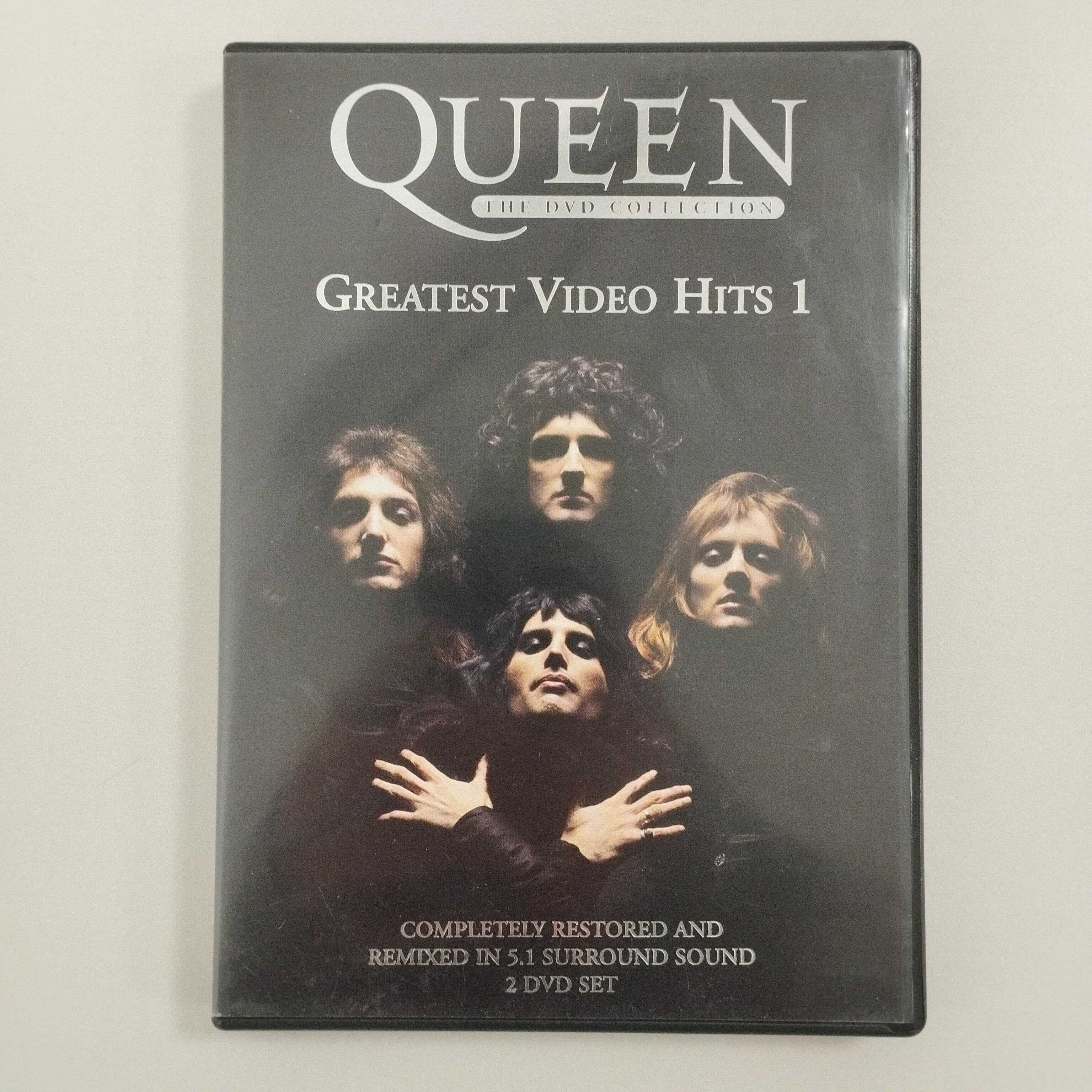 Voir photo 2 de Lot de 2 mini-coffrets DVD musicaux : Queen - Greatest Video Hits volumes 1 & 2 Lot de 2 mini-coffrets DVD musicaux : Queen - Greatest Video Hits volumes 1 & 2 Très bon état - Vue 2 -