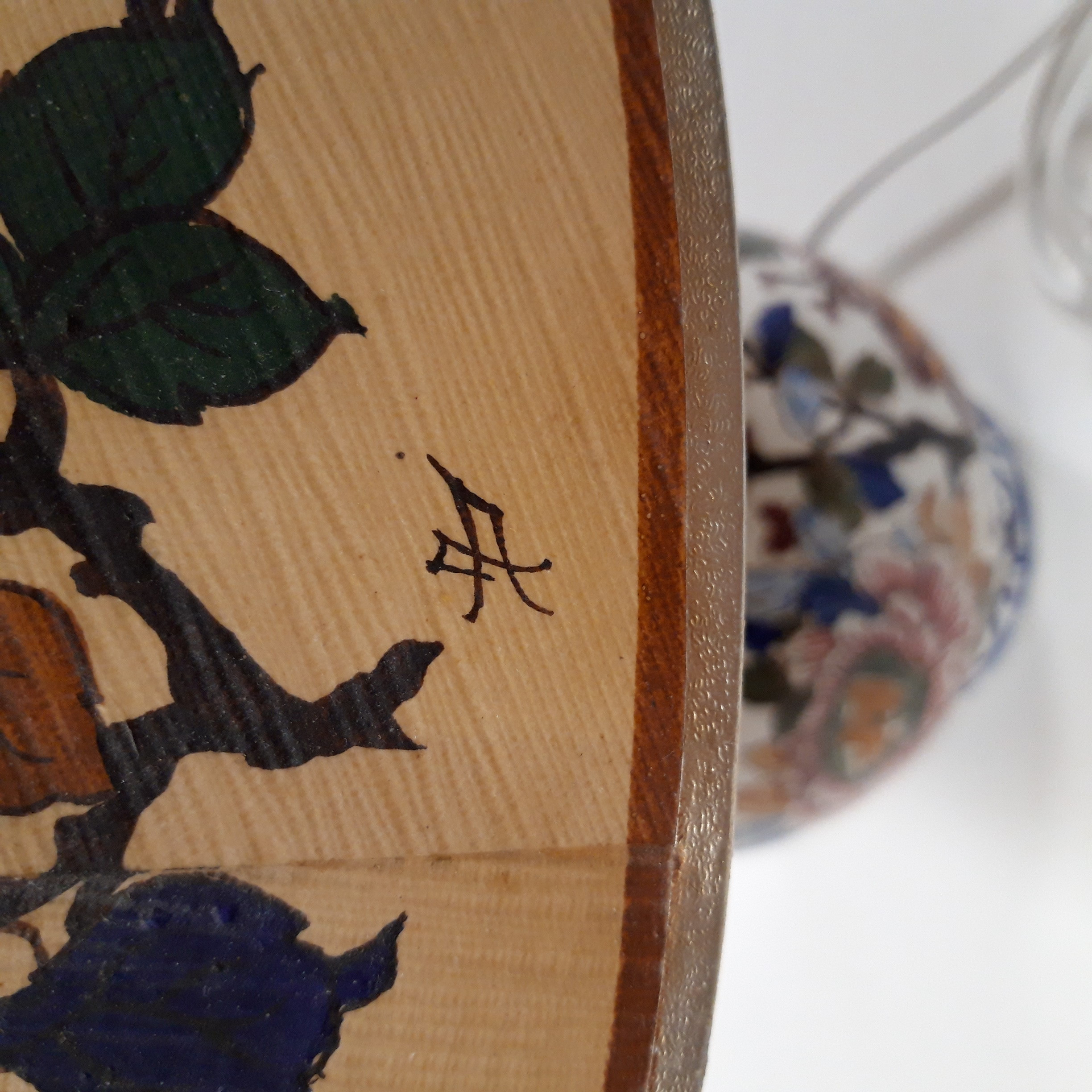 Lampe en faience fine de GIEN - décors fleurs de pivoines années 70'signée Yvette Josnard Bon état - Vue 6 - 