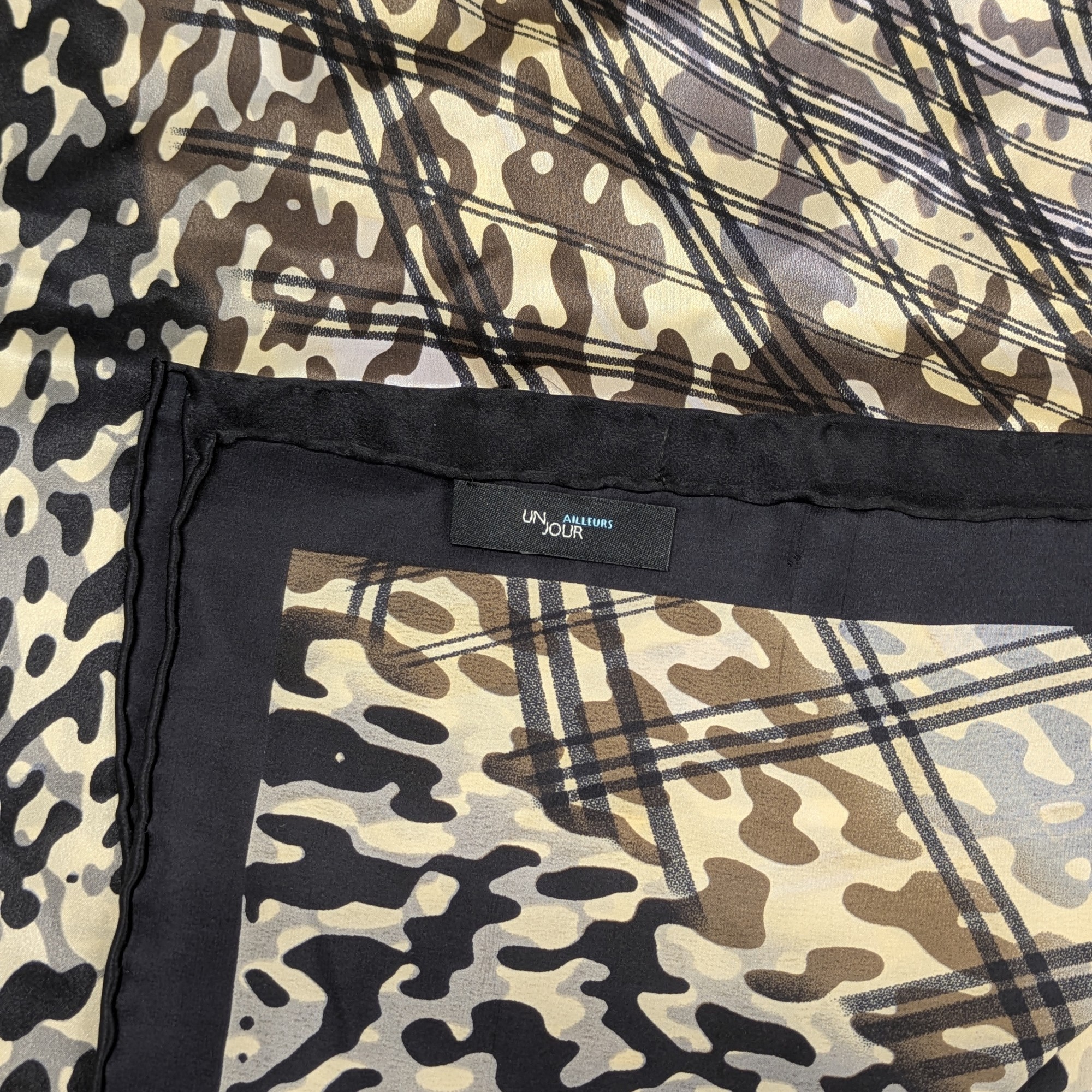 Grand Foulard Un Jour Ailleurs Carré en soie imprimé animal 118 cm x 117 cm - Photo 2