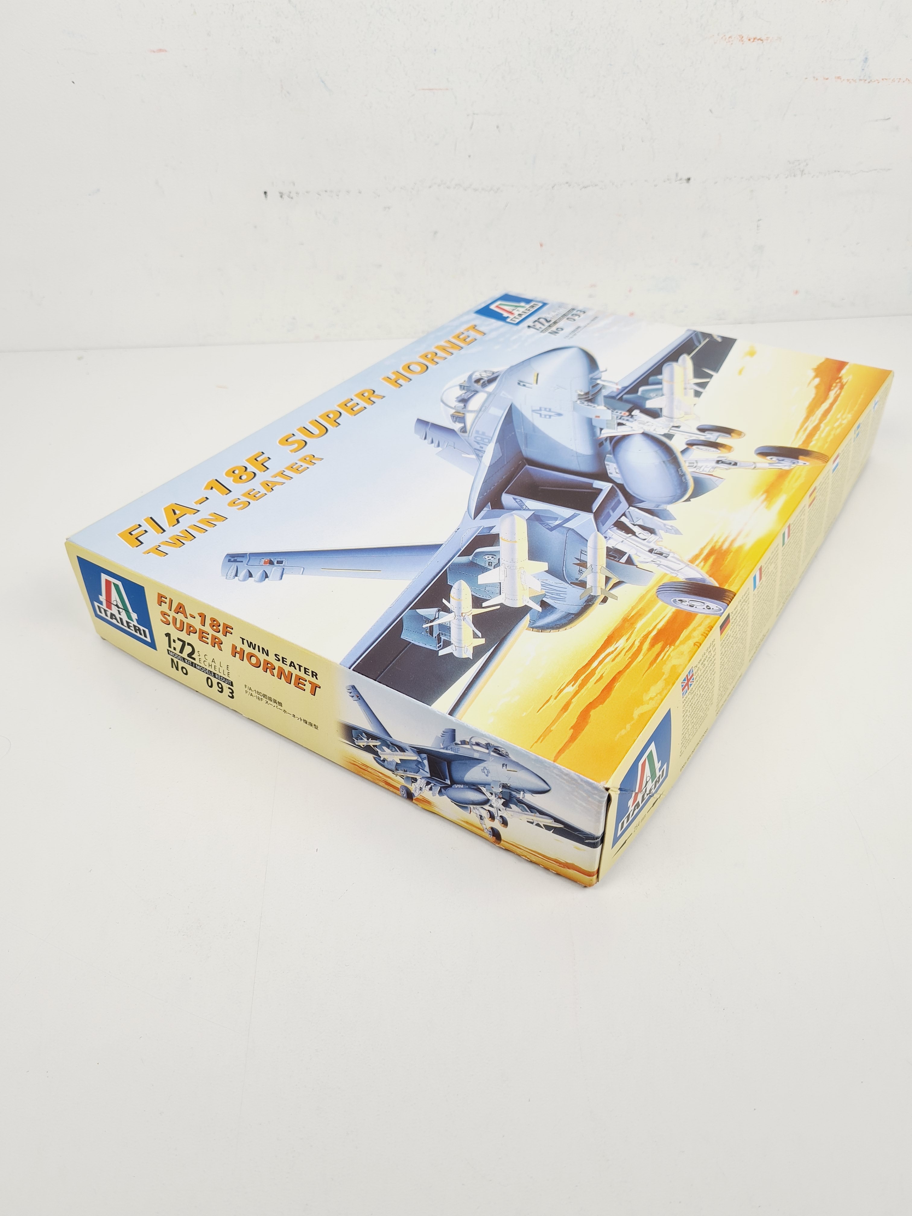 Maquette d'avion - F/A-18 F Super Hornet Twin Seater - Italeri - N°093 Comme neuf - Vue 2 - 