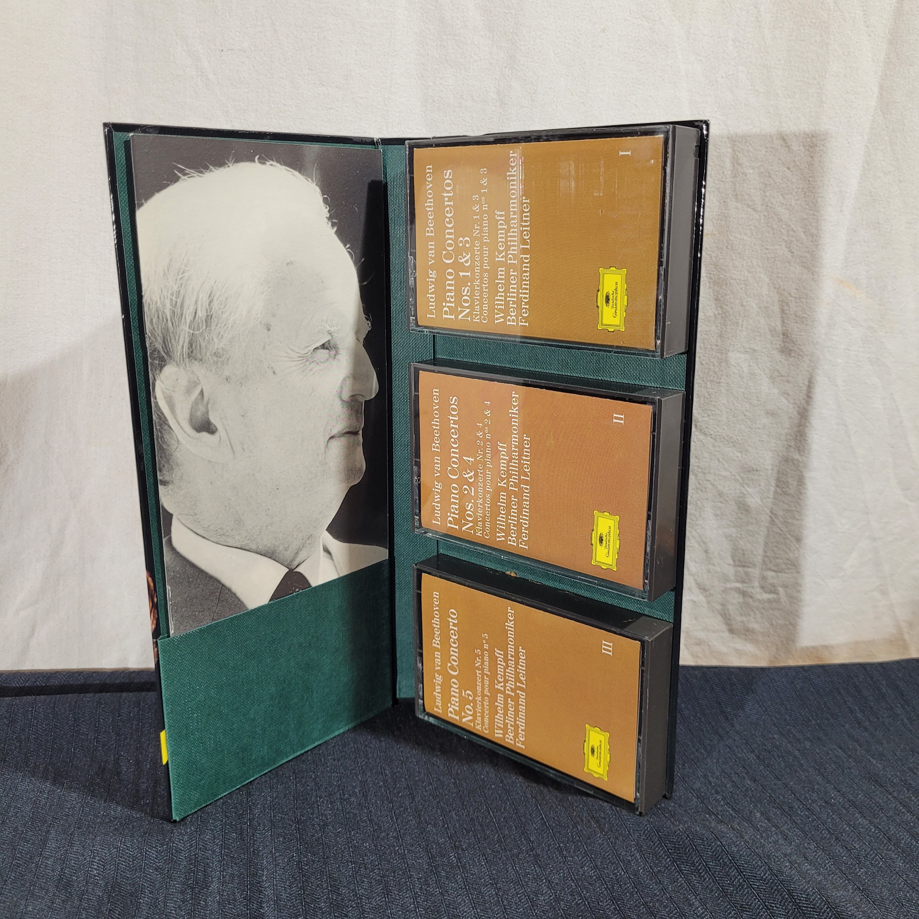 Voir photo 2 de Coffret 3 MusiCassettes Beethoven : 5 concertos pour piano Coffret 3 MusiCassettes Beethoven : 5 concertos pour piano Très bon état - Vue 2 -