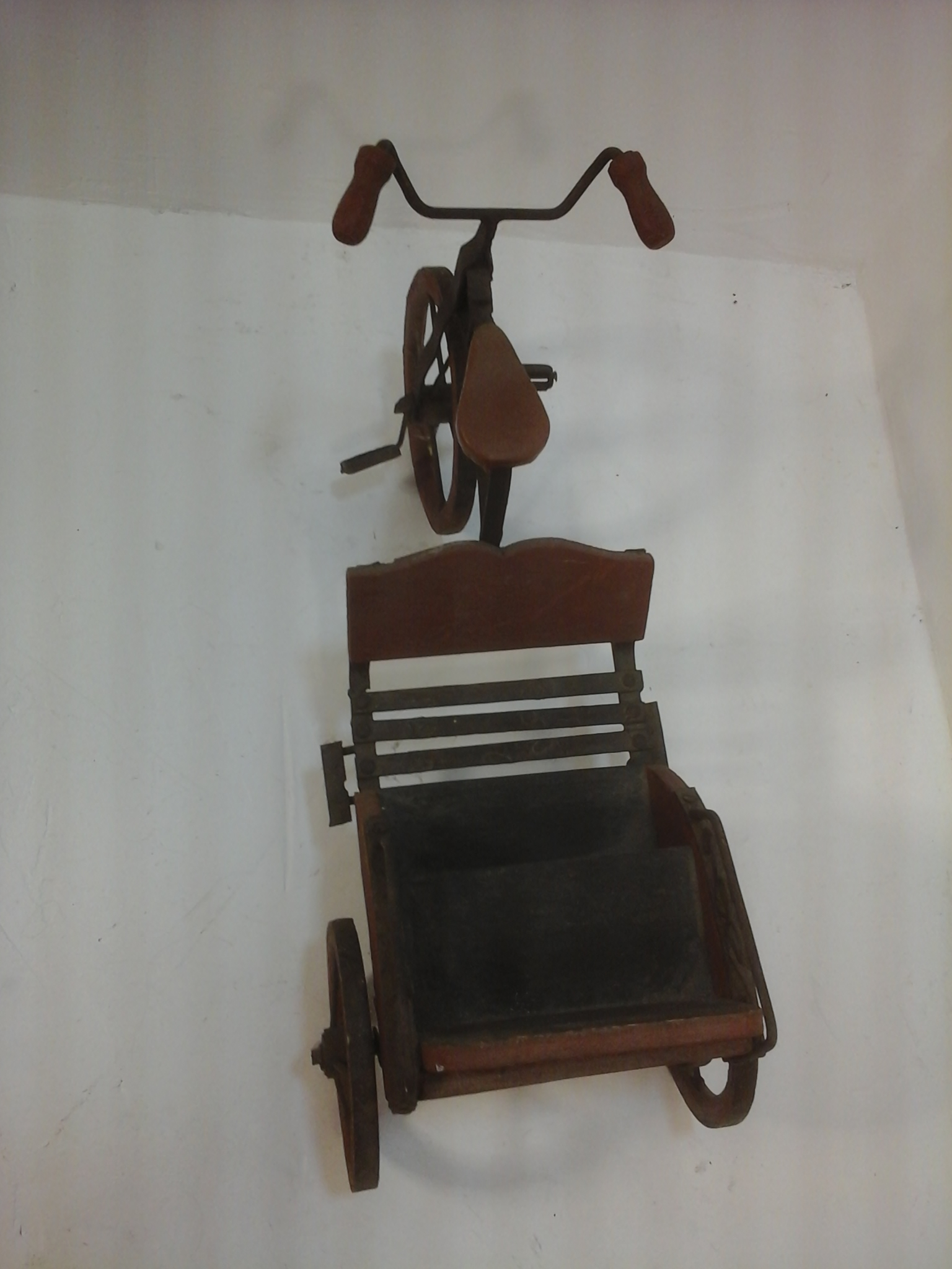Voir photo 5 de Tricycle bois 2 places vintage Tricycle bois 2 places vintage État correct - Vue 5 -