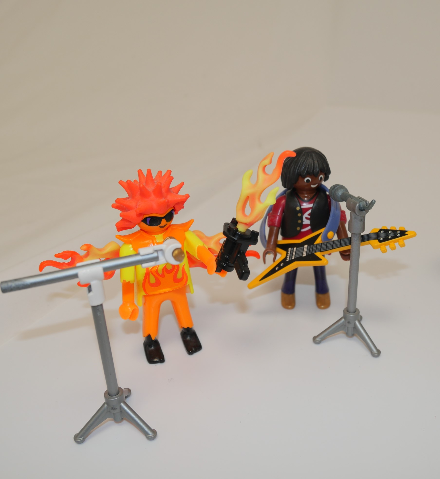 Voir photo 8 de Lot de 17 personnages Playmobil GEOBRA Lot de 17 personnages Playmobil GEOBRA Bon état - Vue 8 -