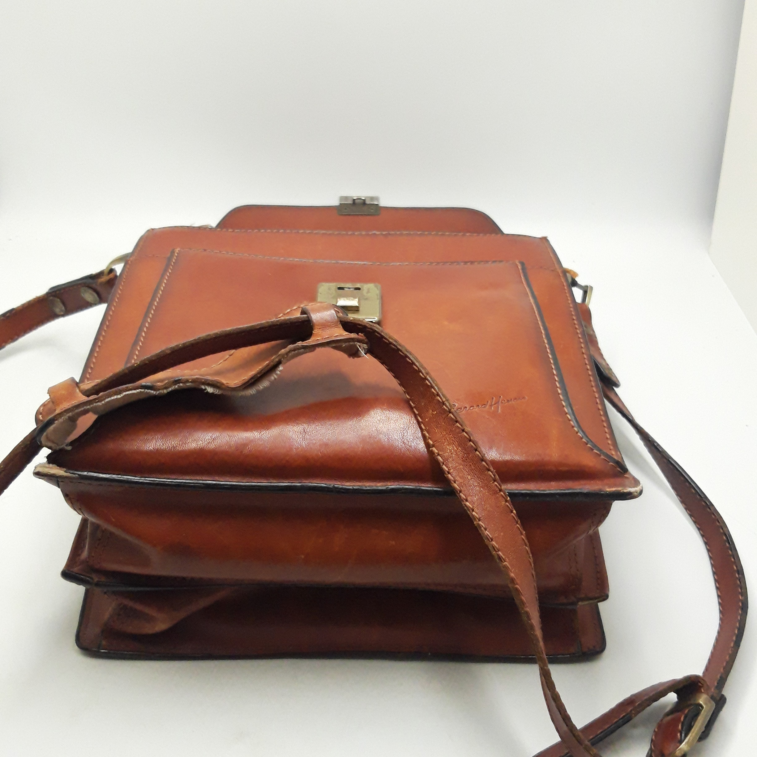 Voir photo 7 de Sac à bandoulière en cuir véritable de la marque 'Gérard Henon' vintage Sac à bandoulière en cuir véritable de la marque 'Gérard Henon' vintage - Vue 7 -
