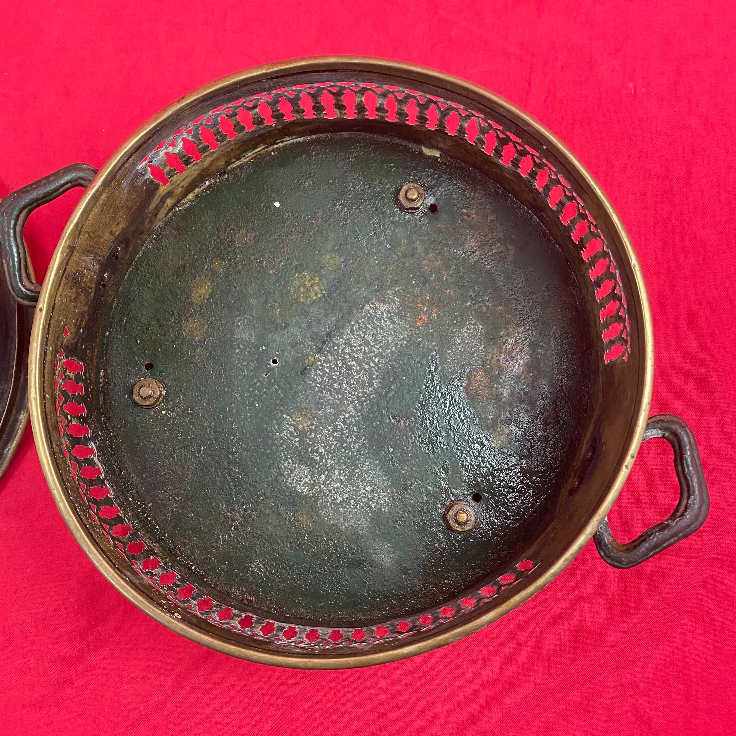 Chauffe-plat de table ancien en laiton ajouré - Fin XIXe/Début XXe  - Vue 6 - 