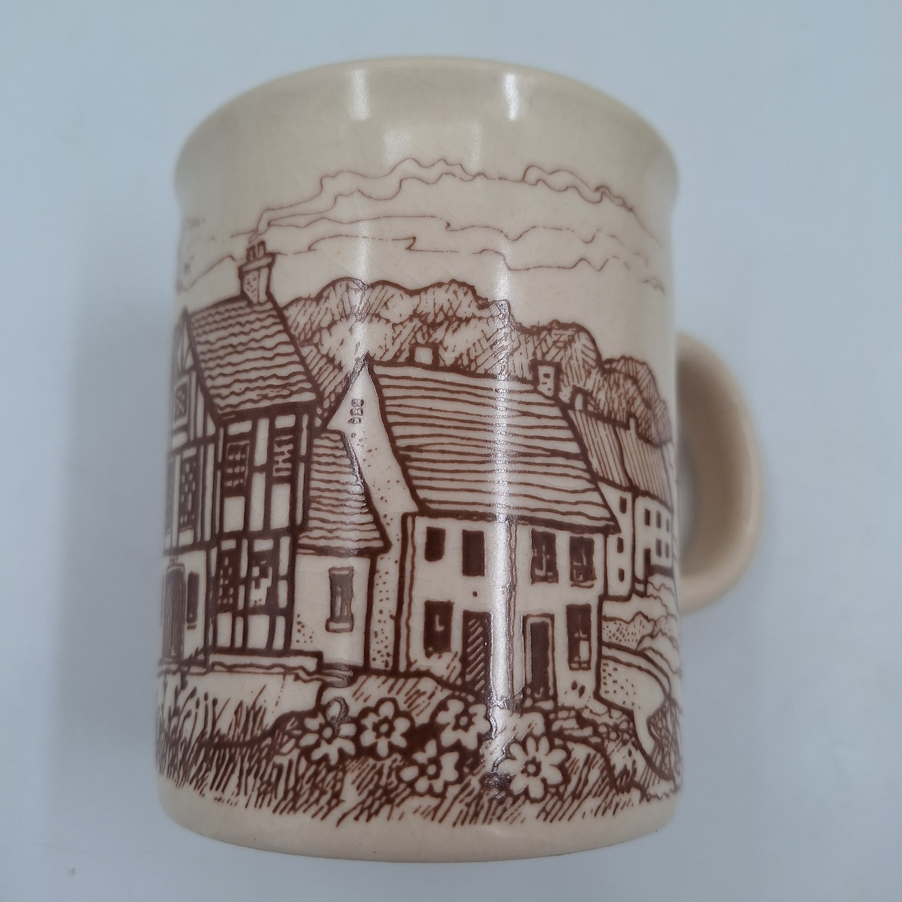 Voir photo 4 de Lot de 6 tasses / mugs. Céramique. Crème avec décor de village. Estampillées sous les pièces « MADE IN ENGLAND ». Lot de 6 tasses / mugs. Céramique. Crème avec décor de village. Estampillées sous les pièces « MADE IN ENGLAND ». Très bon état - Vue 4 -