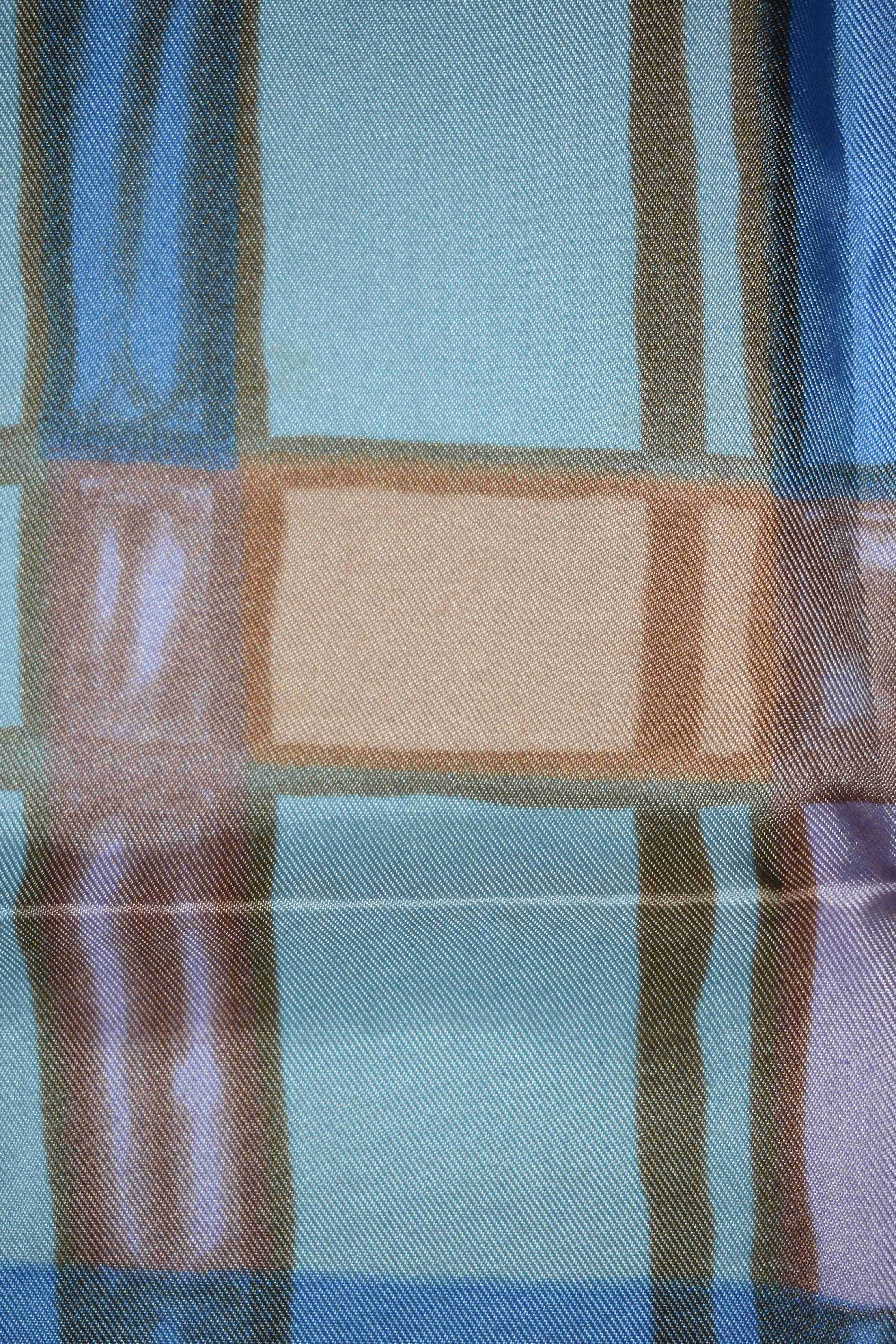 Foulard en Twill ( 90 x 81 cm ) dans les tons ocres et bleus. Bon état - Vue 8 - 