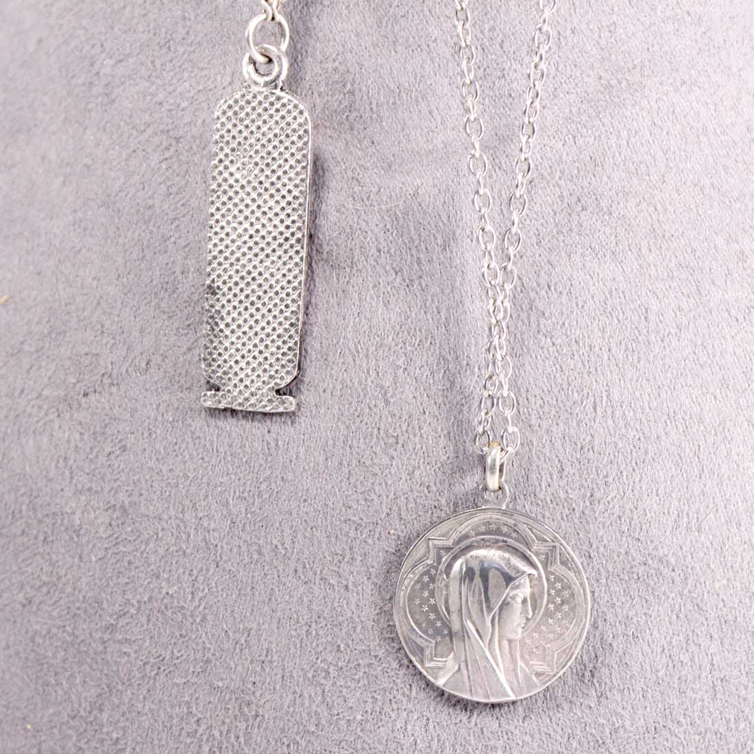 Voir photo 2 de Chaînes + pendentifs en lot Chaînes + pendentifs en lot - Vue 2 -