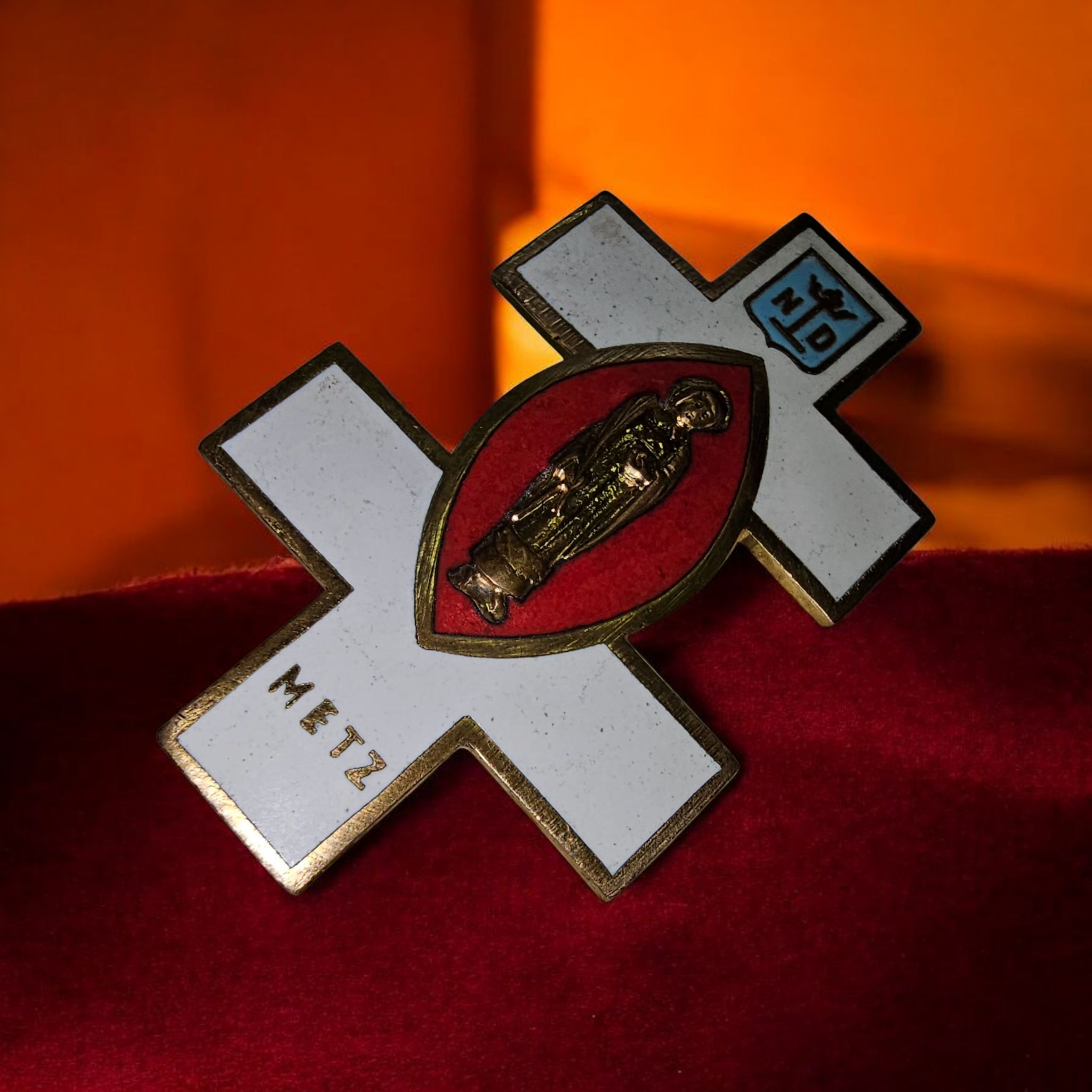 Broche 100% vintage " Croix de Lorraine " Très bon état - Vue 3 - 