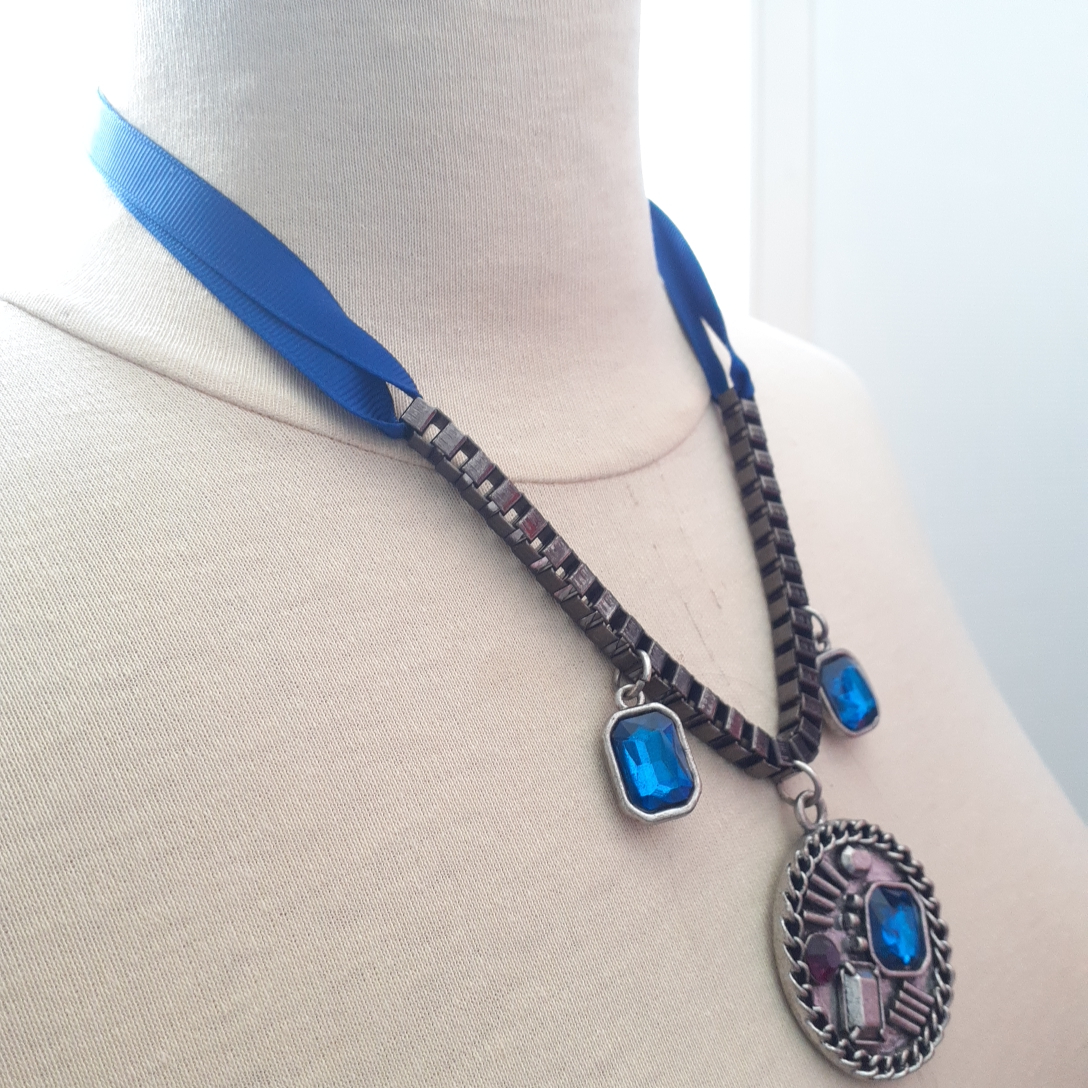 LOL - Collier au pendentif bleu  - Vue 2 - 