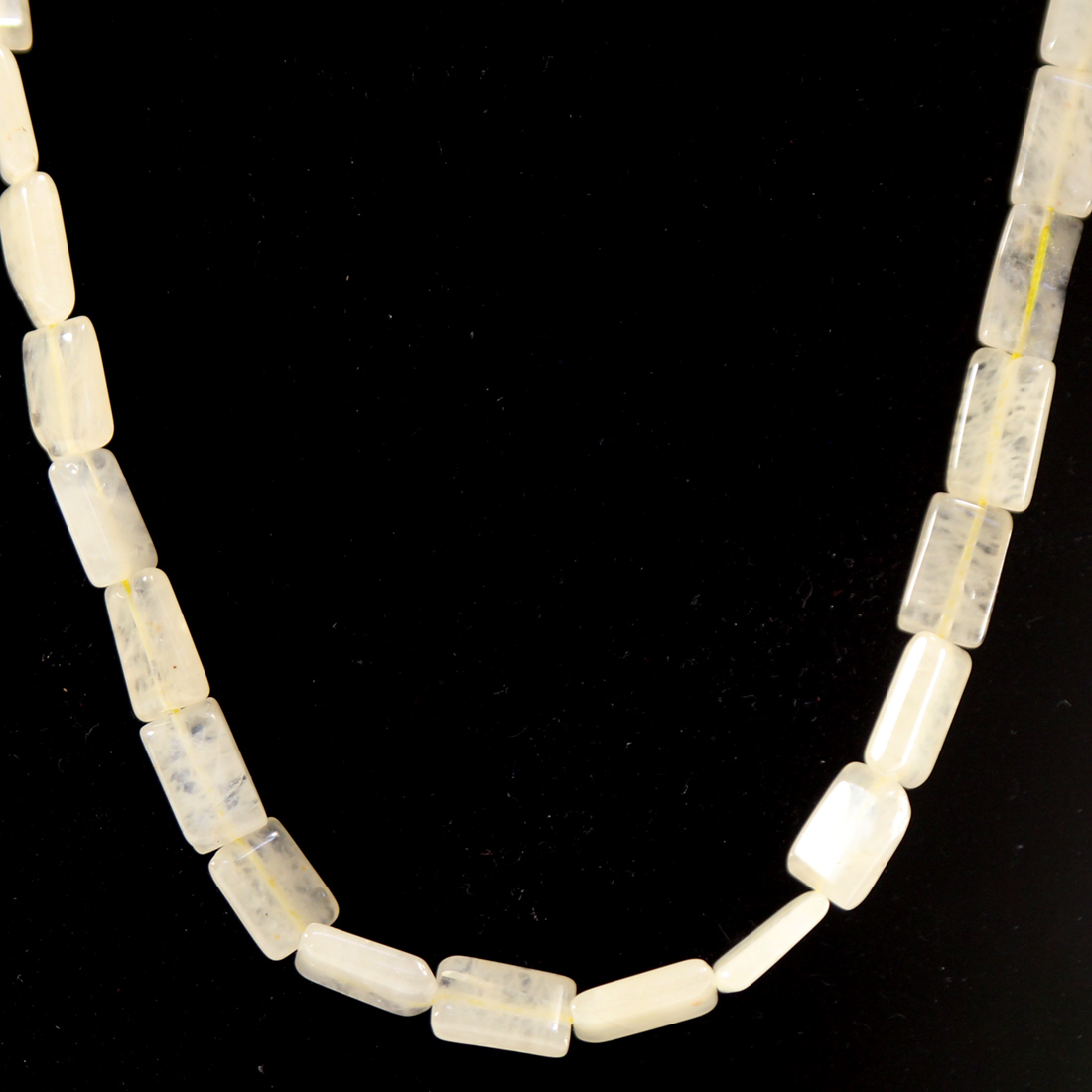 Collier de perles en pierre Bon état - Vue 2 - 