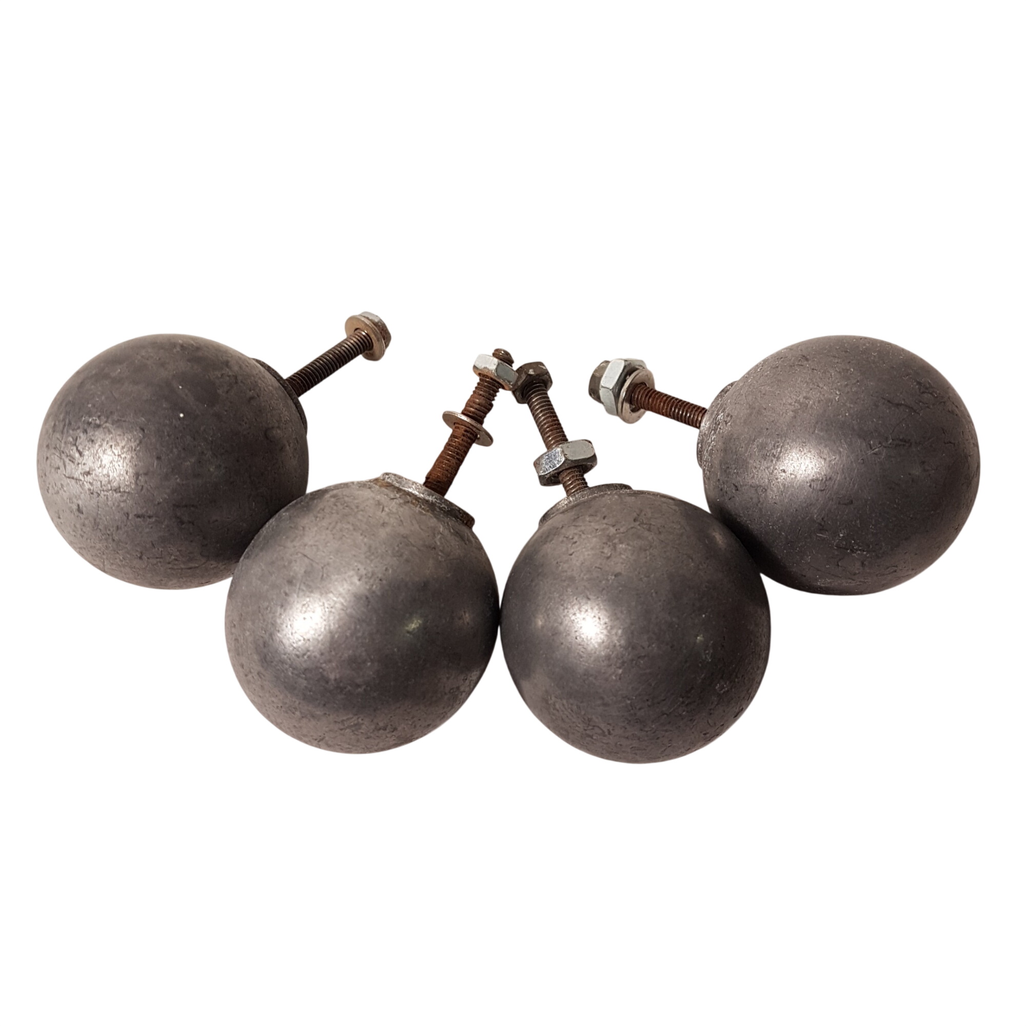 Ancien boutons de tiroirs en métal 4 cm avec traces de rouille sur vis  -  reconditionné disponible sur Label Emmaüs