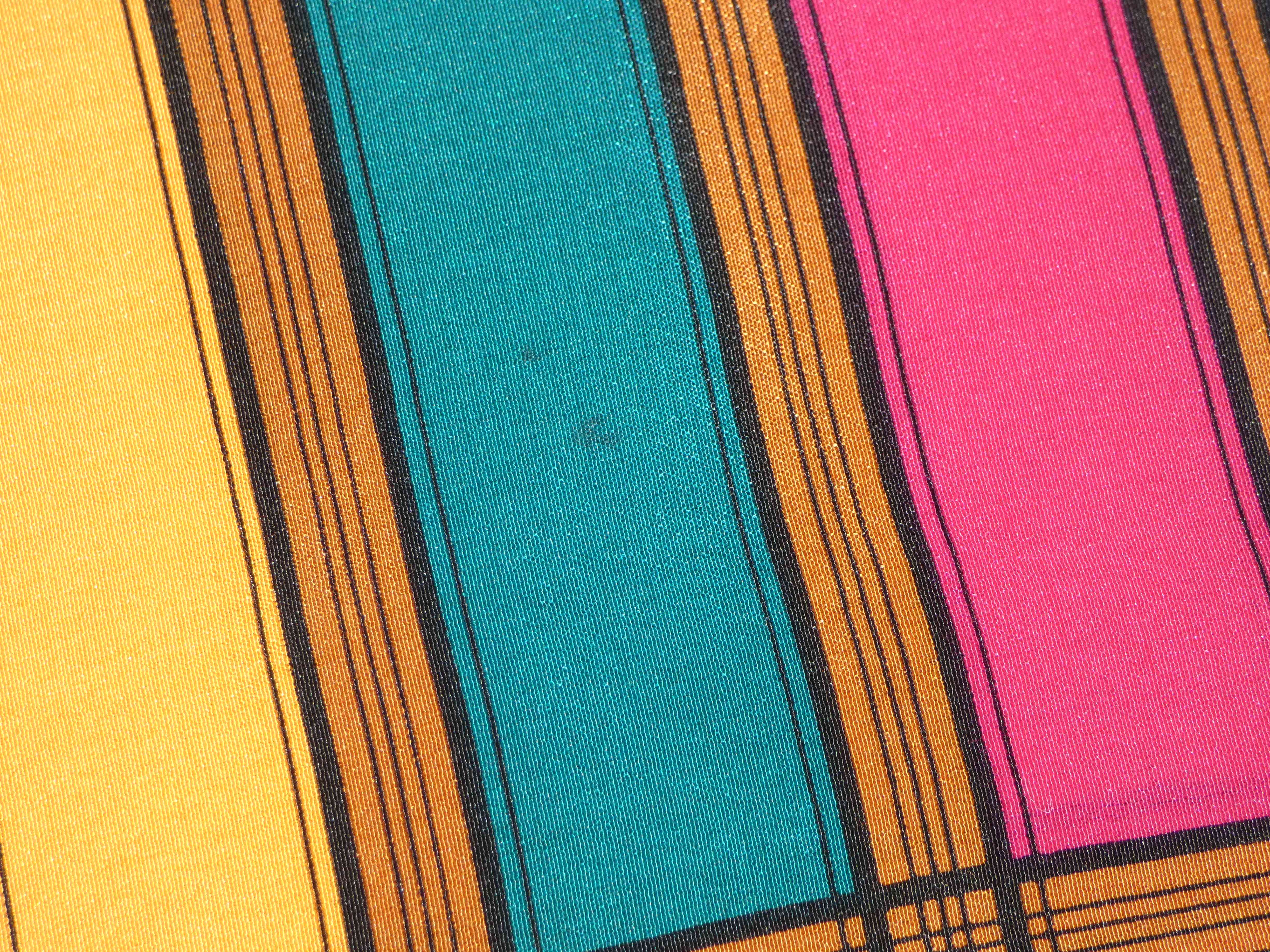 Foulard en 100 % soie de marque YVES SAINT LAURENT - Photo 5