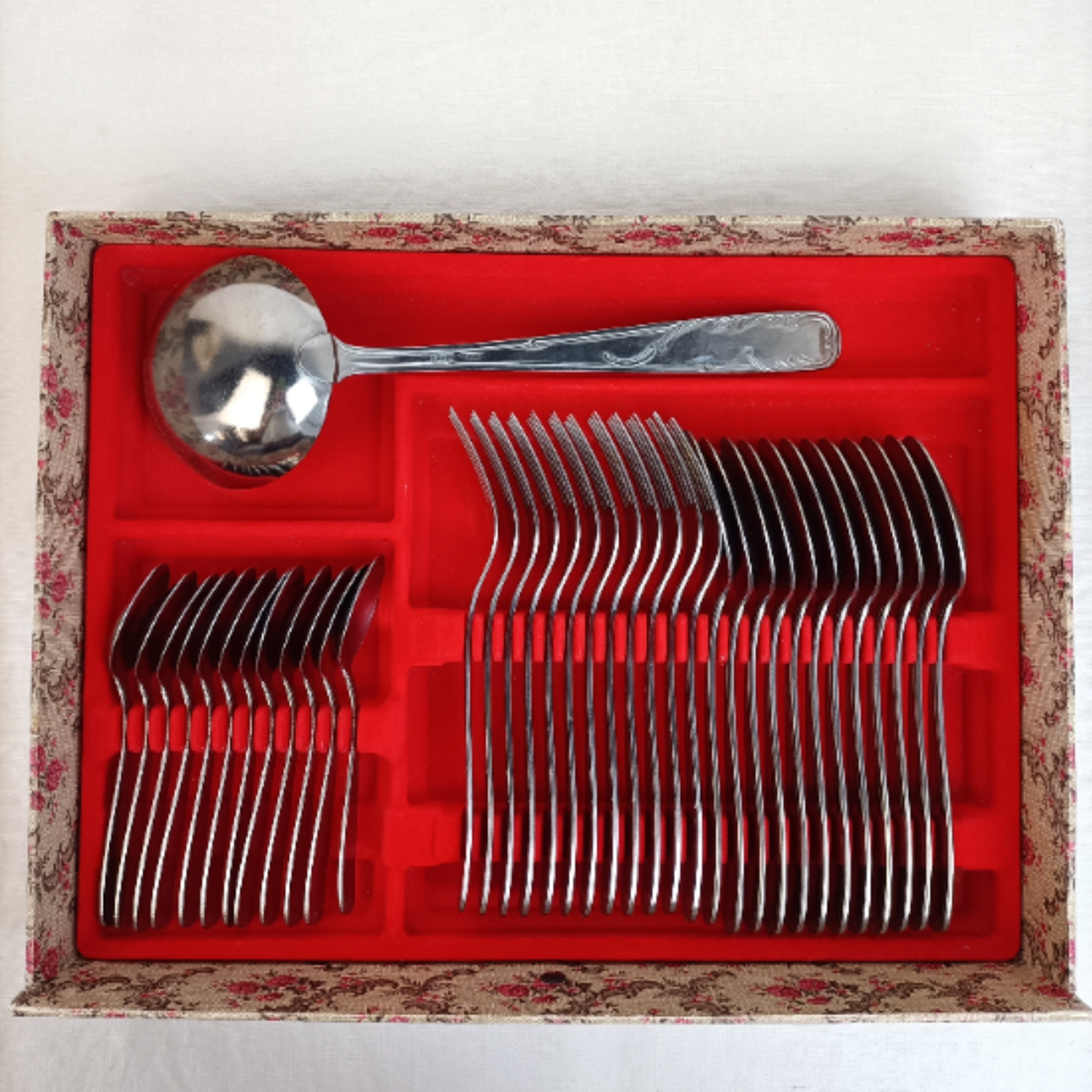 Coffret à ménagère double tiroirs fleuri Vintage + ménagère 62 pièces (inox) - Bon état - Photo 6