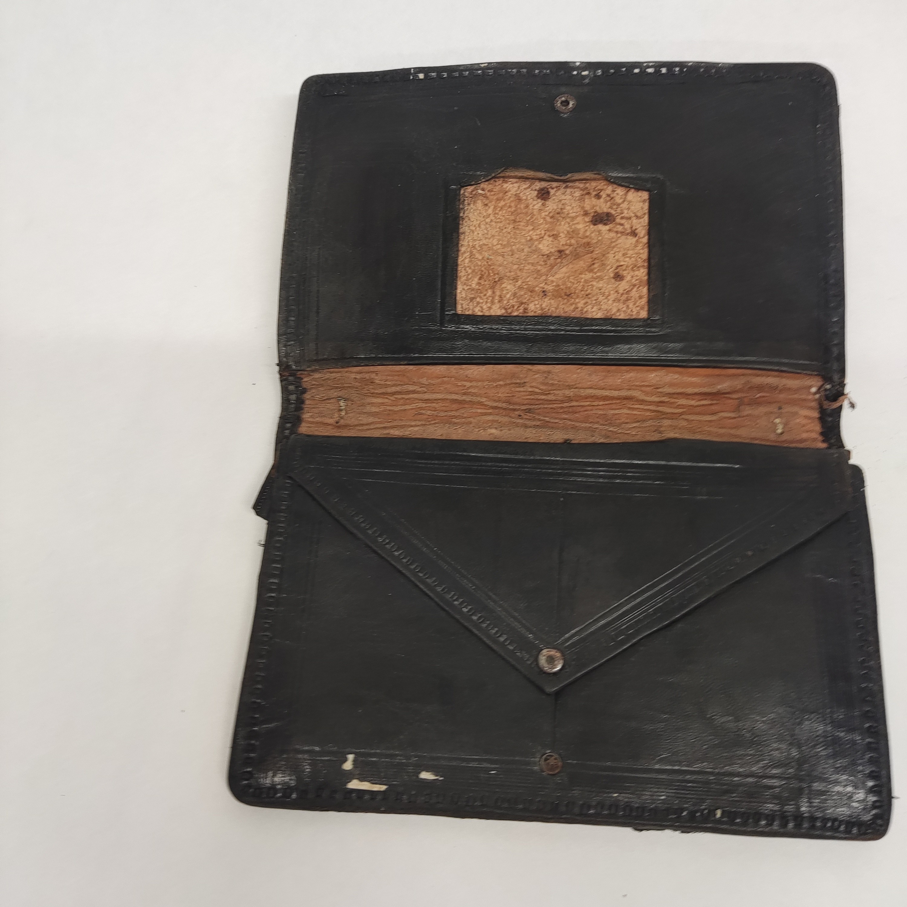 Pochette cuir ancienne  État correct - Vue 2 - 