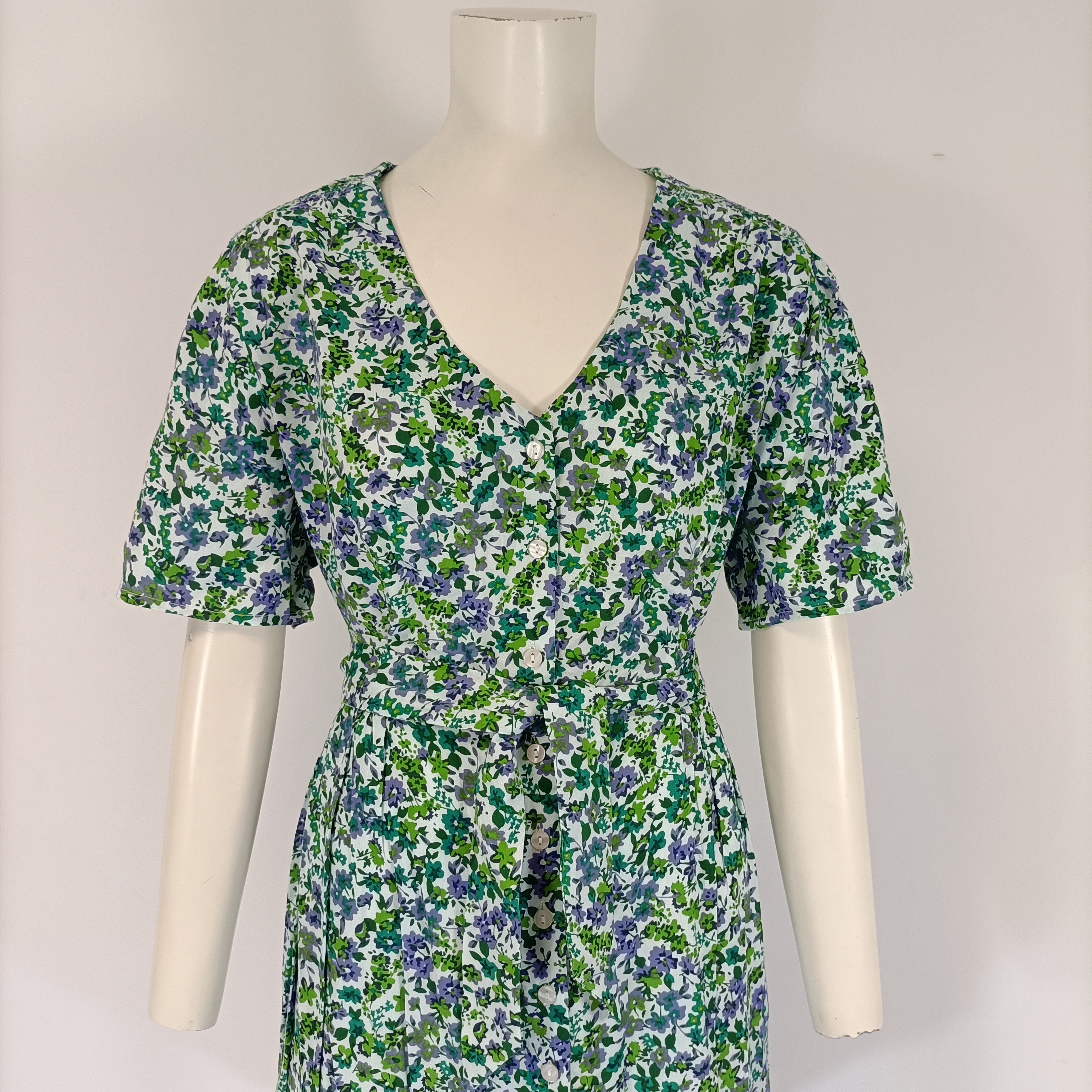 Robe fleurie verte bleu boutonnée manches courtes taille ajustée Comme neuf - Vue 13 - 