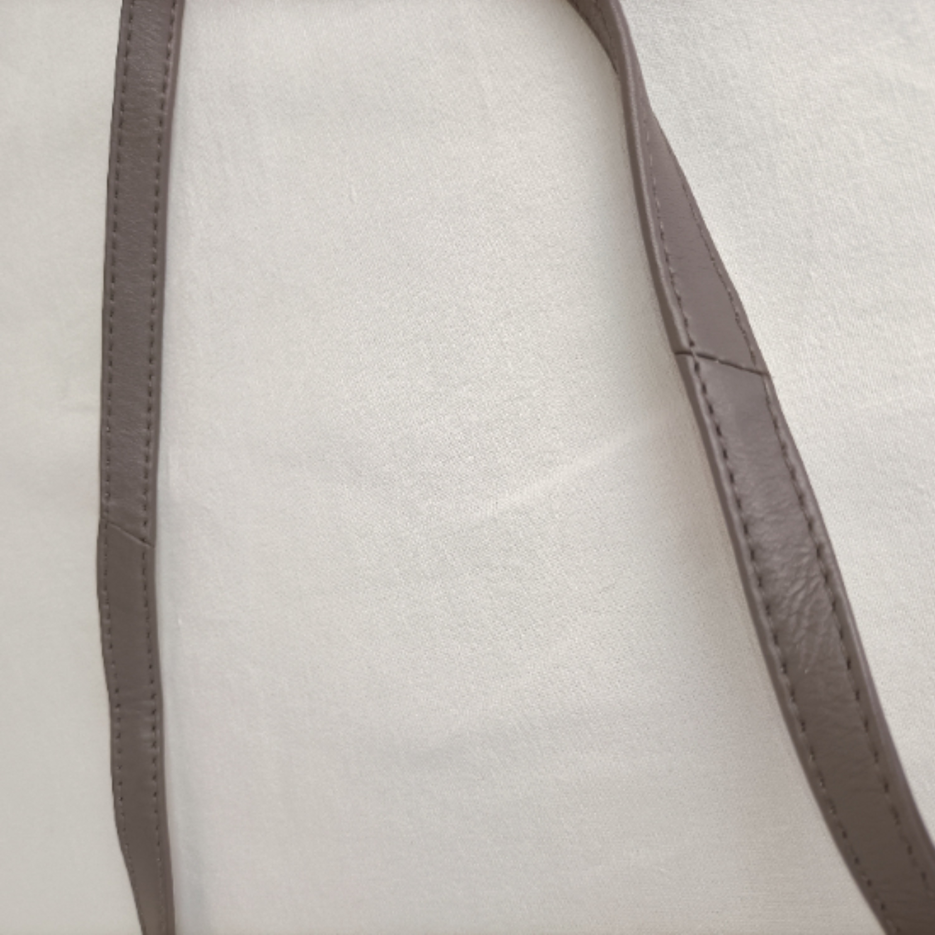 Sac bandoulière en cuir de vachette gris taupe - Un jour ailleurs - Photo 13