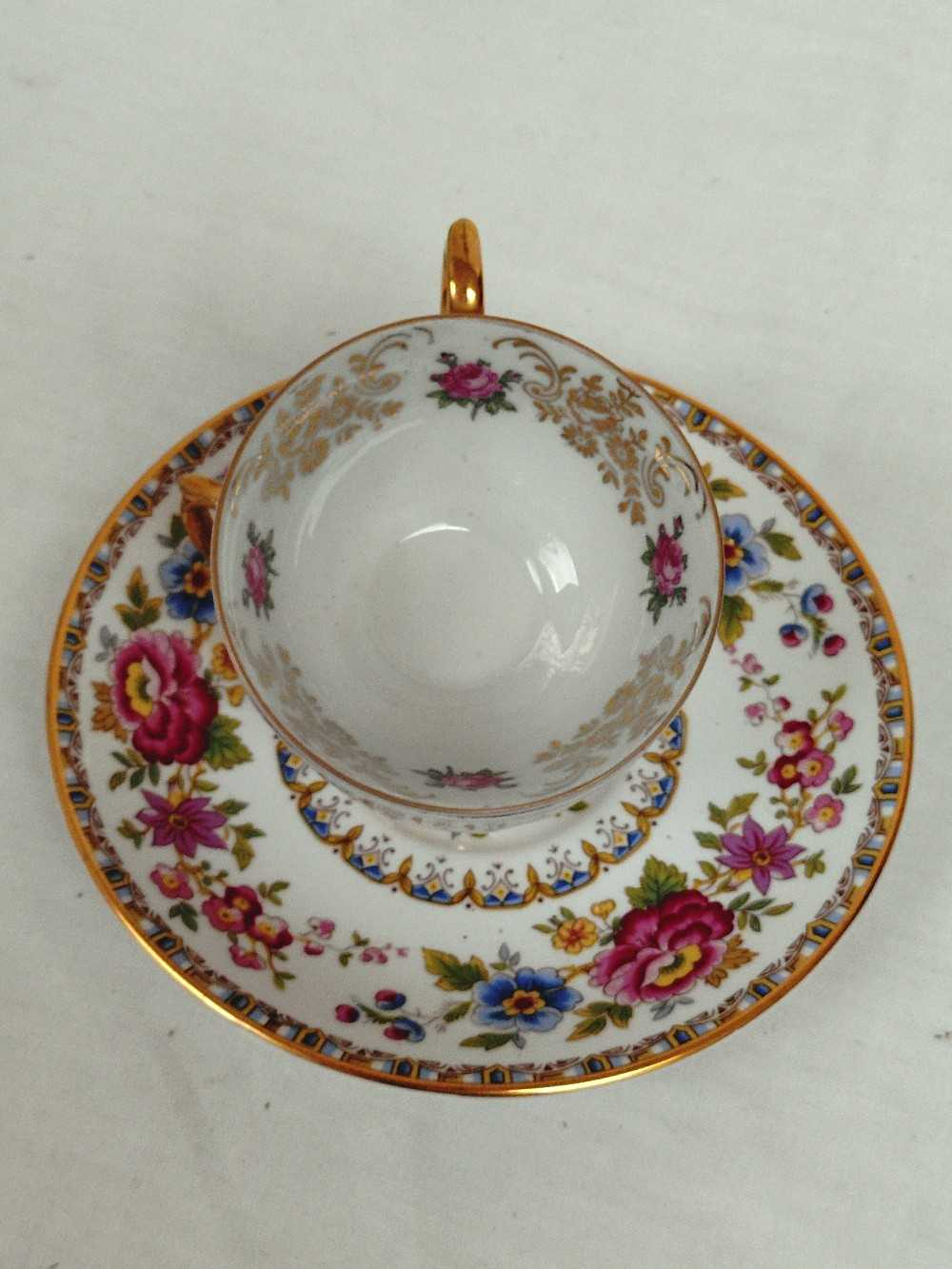 Trois petites soucoupes en porcelaine Grafton avec deux petites tasses . - Photo 5