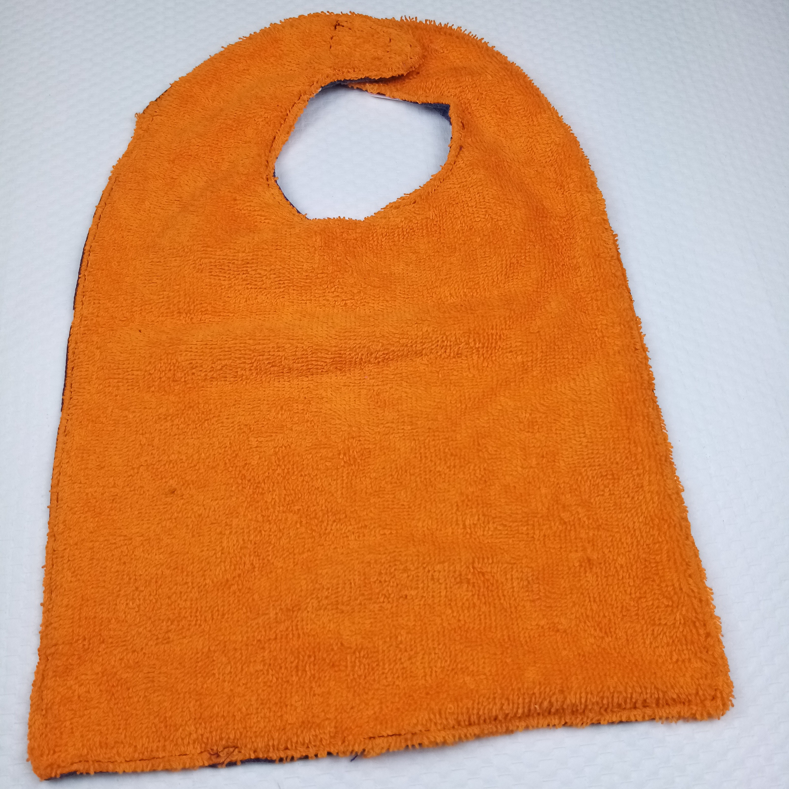 Bavoir enfant orange / Fait dans nos ateliers Acsomur, à partir de tissu recyclé - Photo 1
