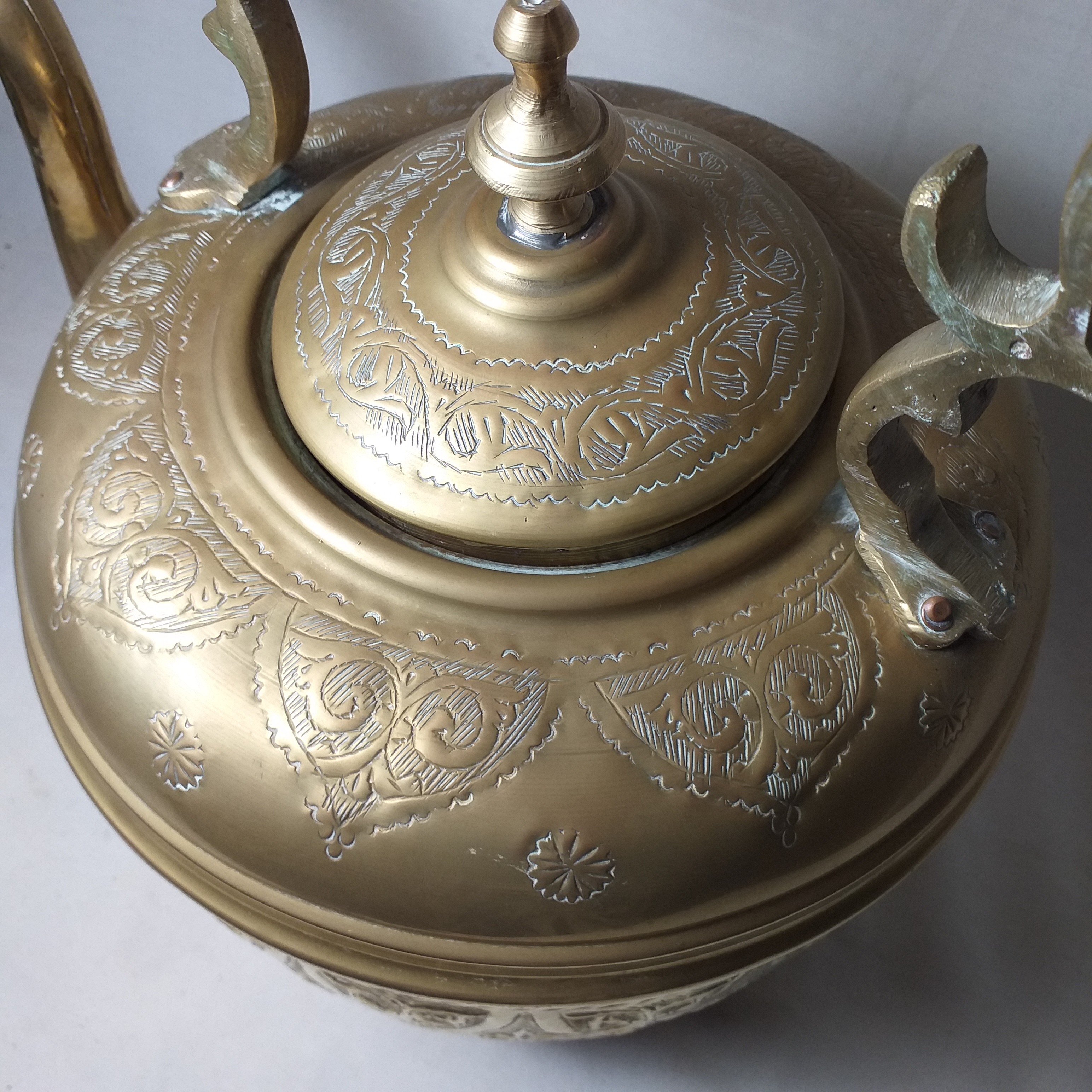 Ancienne grande bouilloire marocaine ciselée - Photo 2