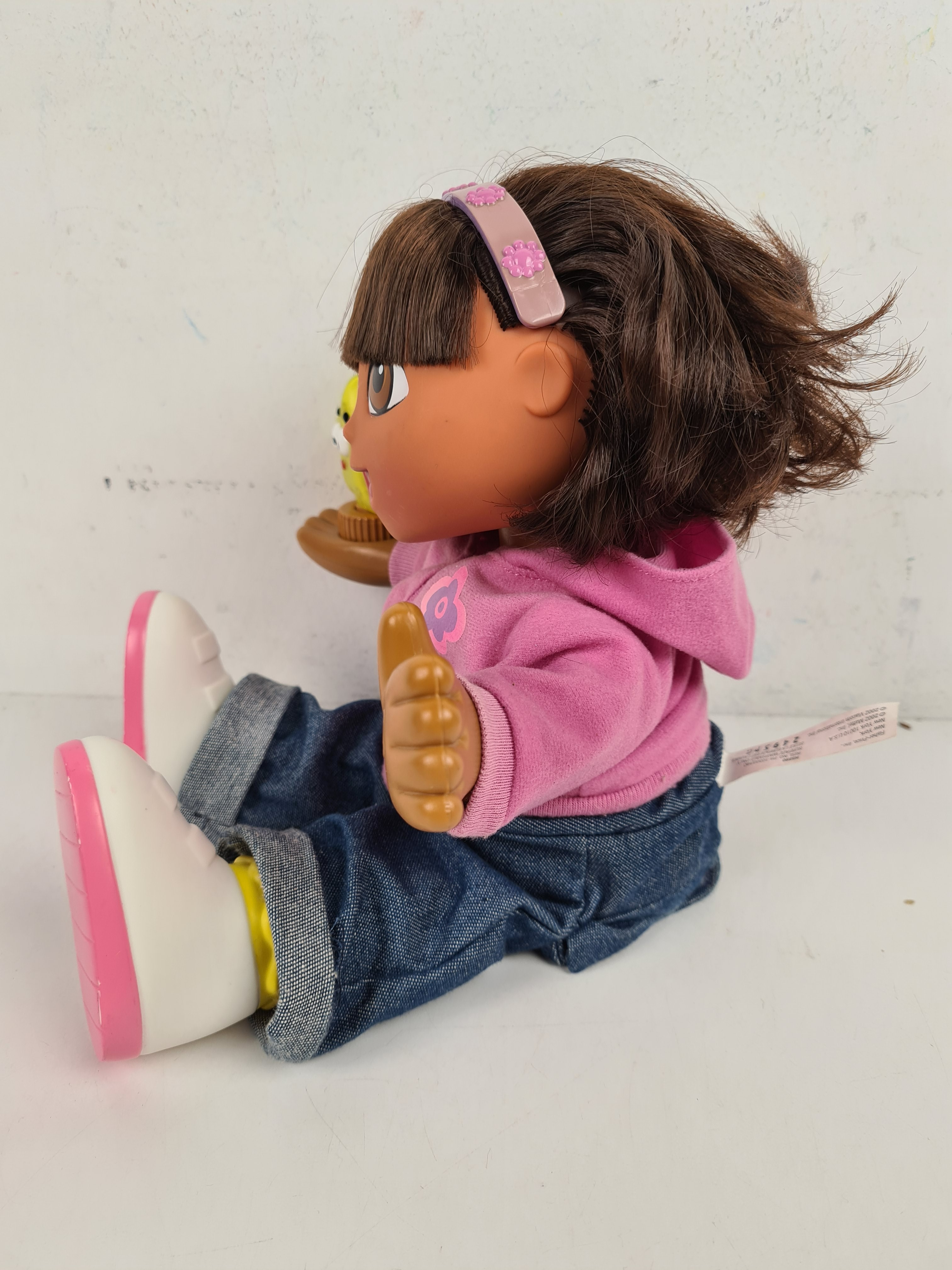 Voir photo 4 de Poupée - Dora l'Exploratrice chantante - Fisher Price - 33 cm Poupée - Dora l'Exploratrice chantante - Fisher Price - 33 cm Bon état - Vue 4 -