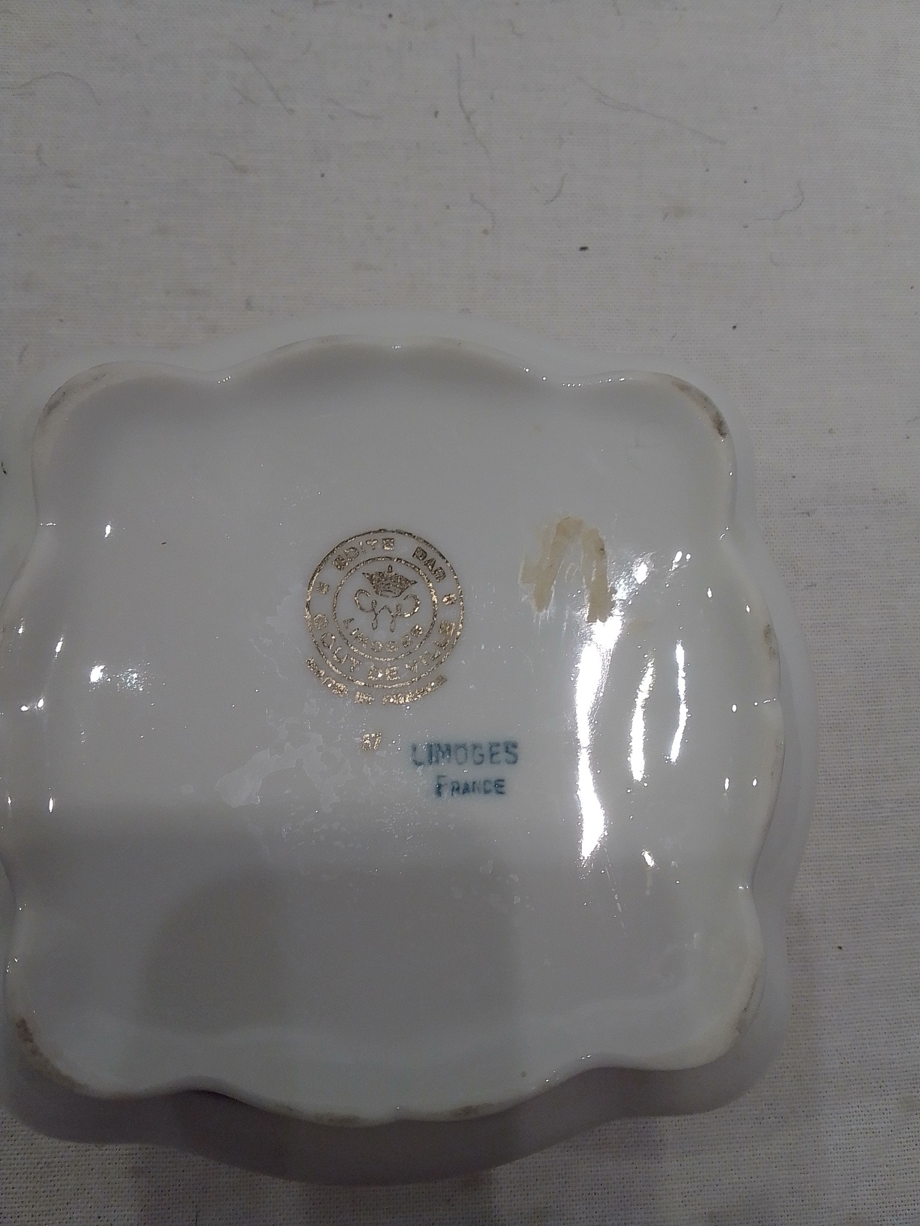 Voir photo 2 de Boîte Bonbonnière porcelaine de Limoge Boîte Bonbonnière porcelaine de Limoge État correct - Vue 2 -