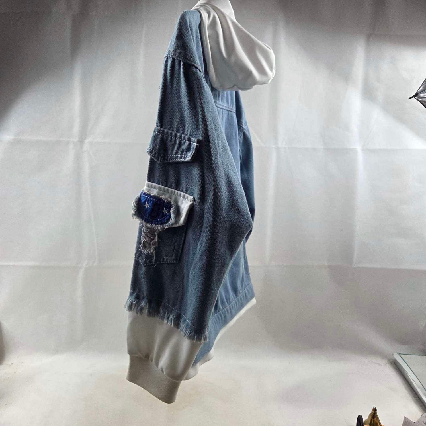 Voir photo 3 de Veste en Jeans avec Capuche Taille M Veste en Jeans avec Capuche Taille M Bon état - Vue 3 -