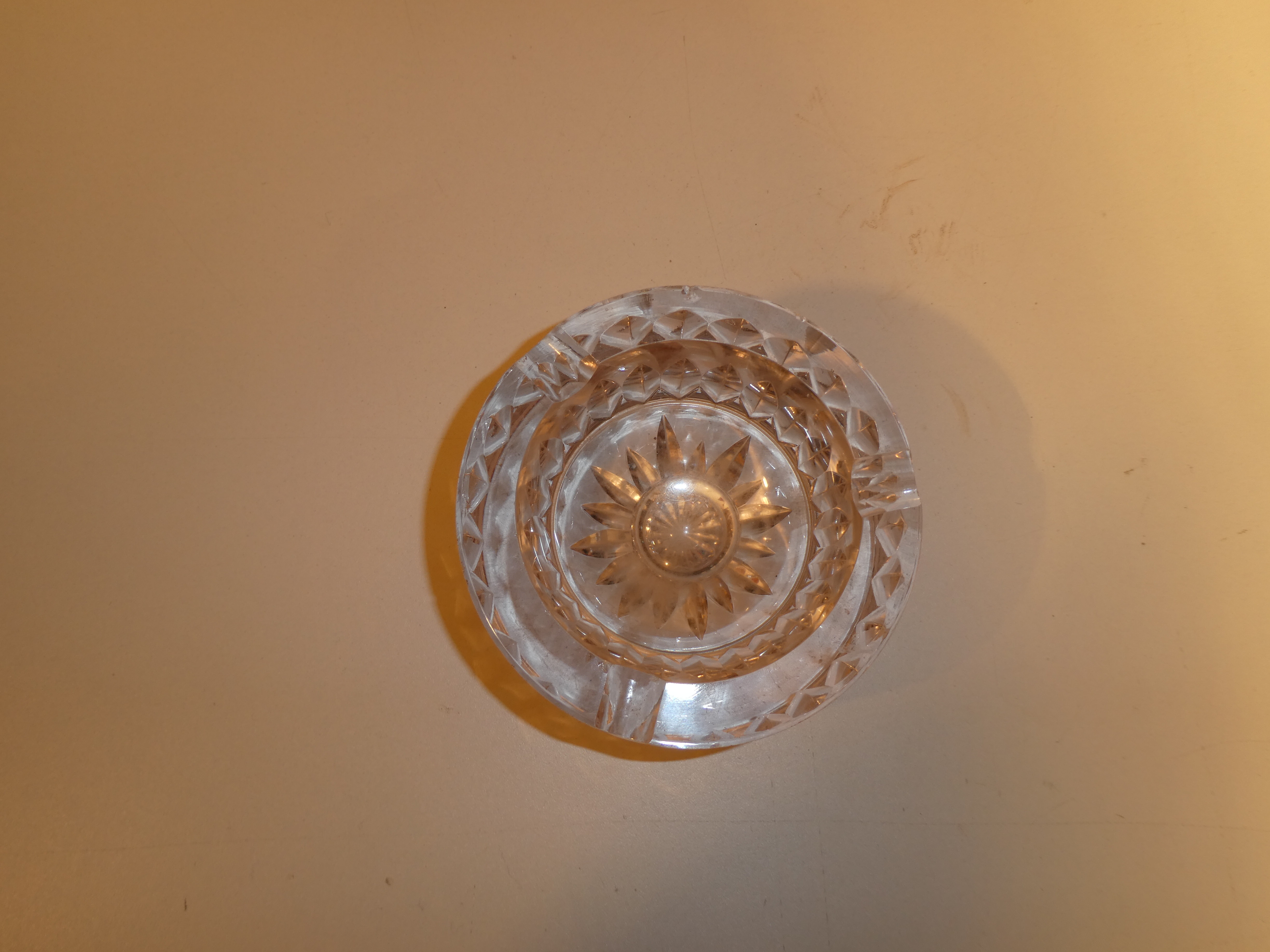 Cendrier rond en verre État correct -  reconditionné disponible sur Label Emmaüs