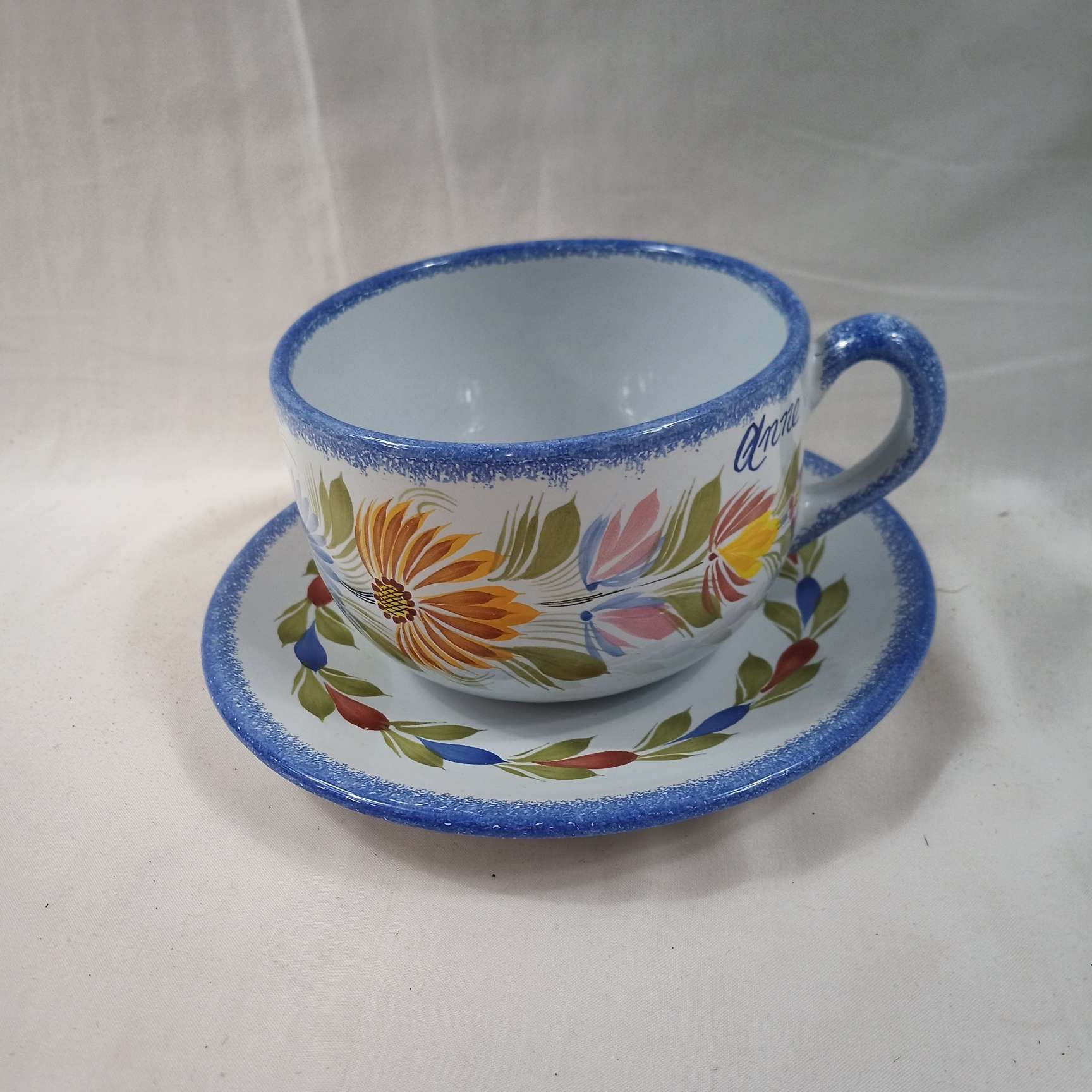 Grande tasse et sous-tasse à motif floral en faïence de Quimper signé Henriot  - Photo 1