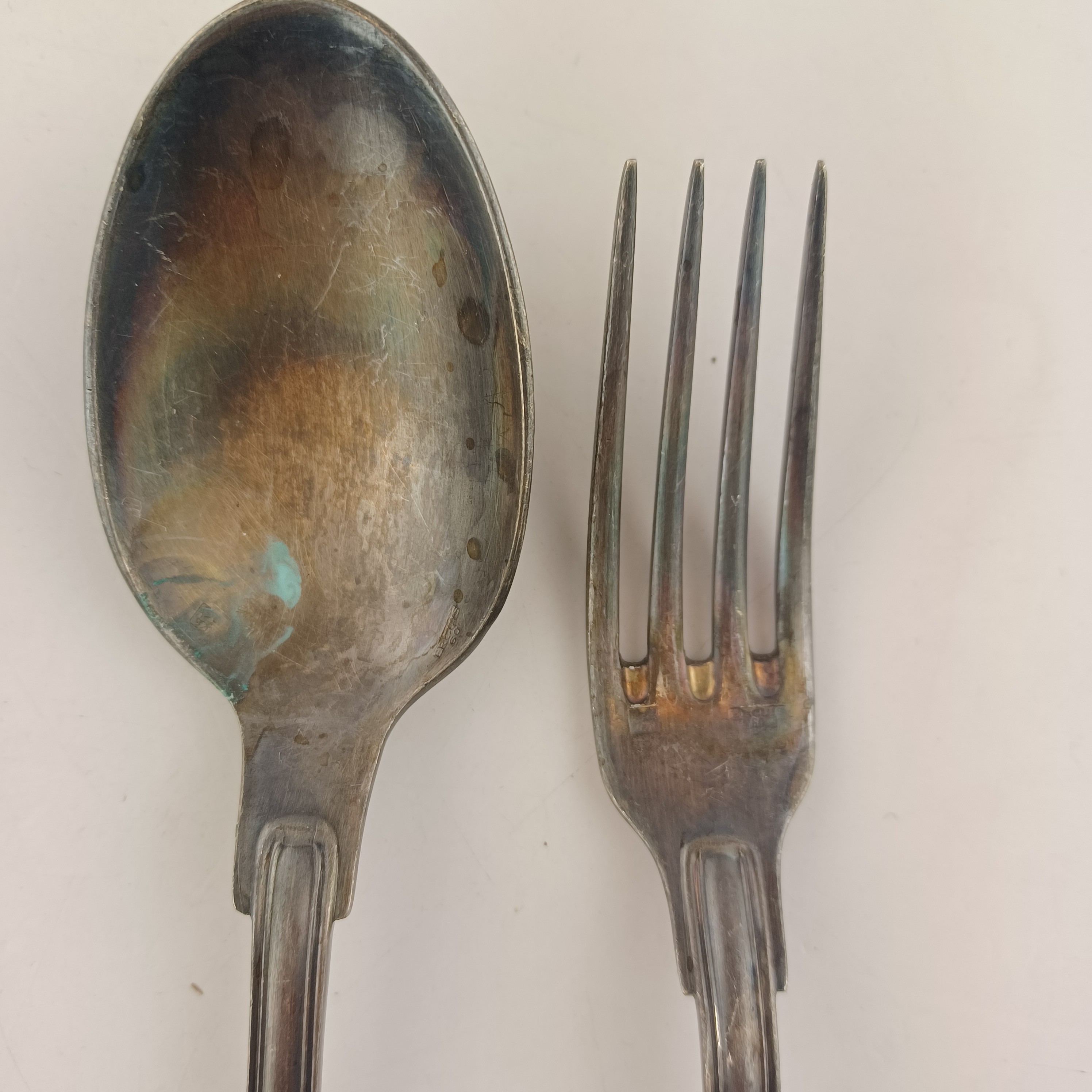 Couverts Ercuis “60” comprenant cuillère à soupe et fourchette Très bon état - Vue 4 - 