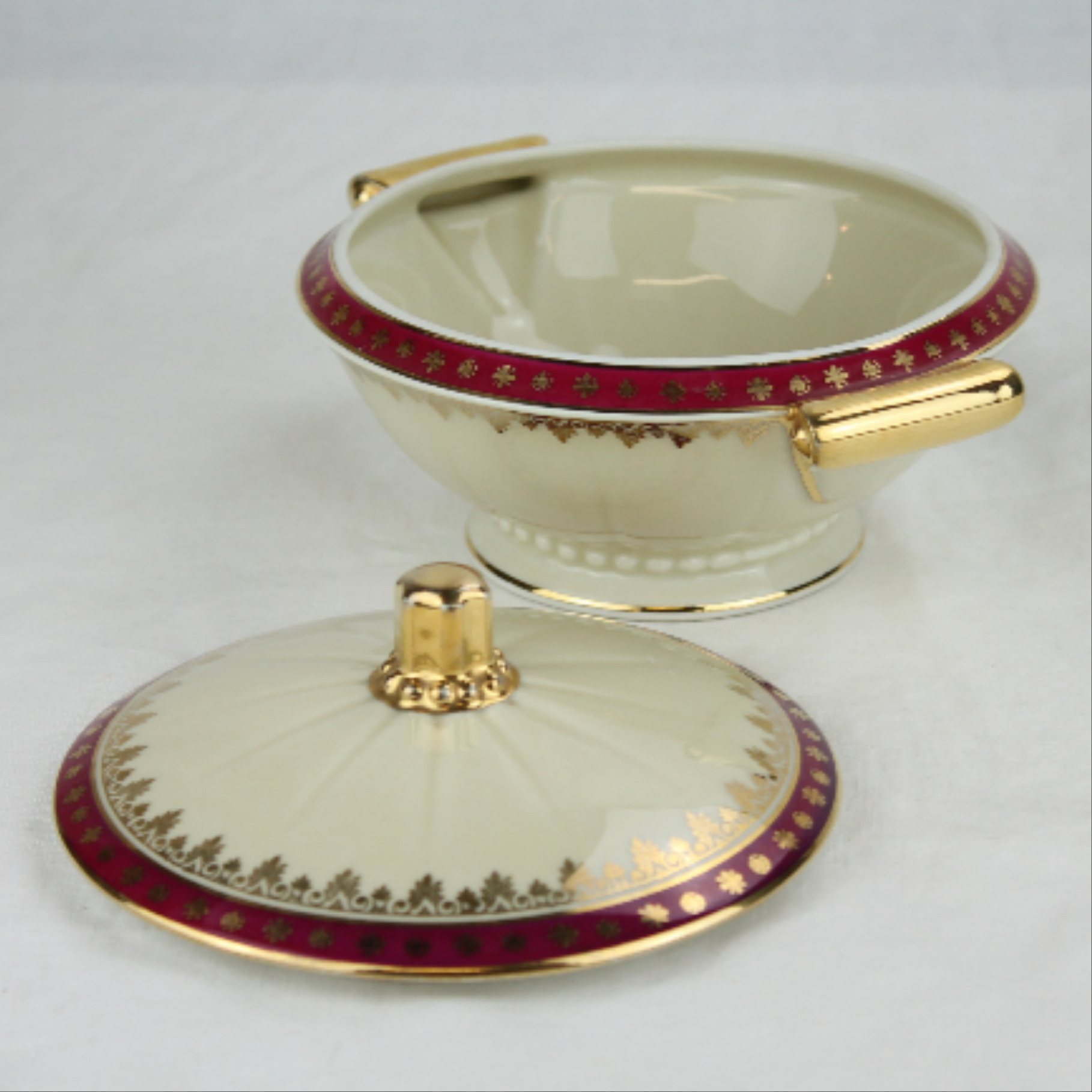 Bonbonniere - Limoge France, porcelaine d'art - Photo 1