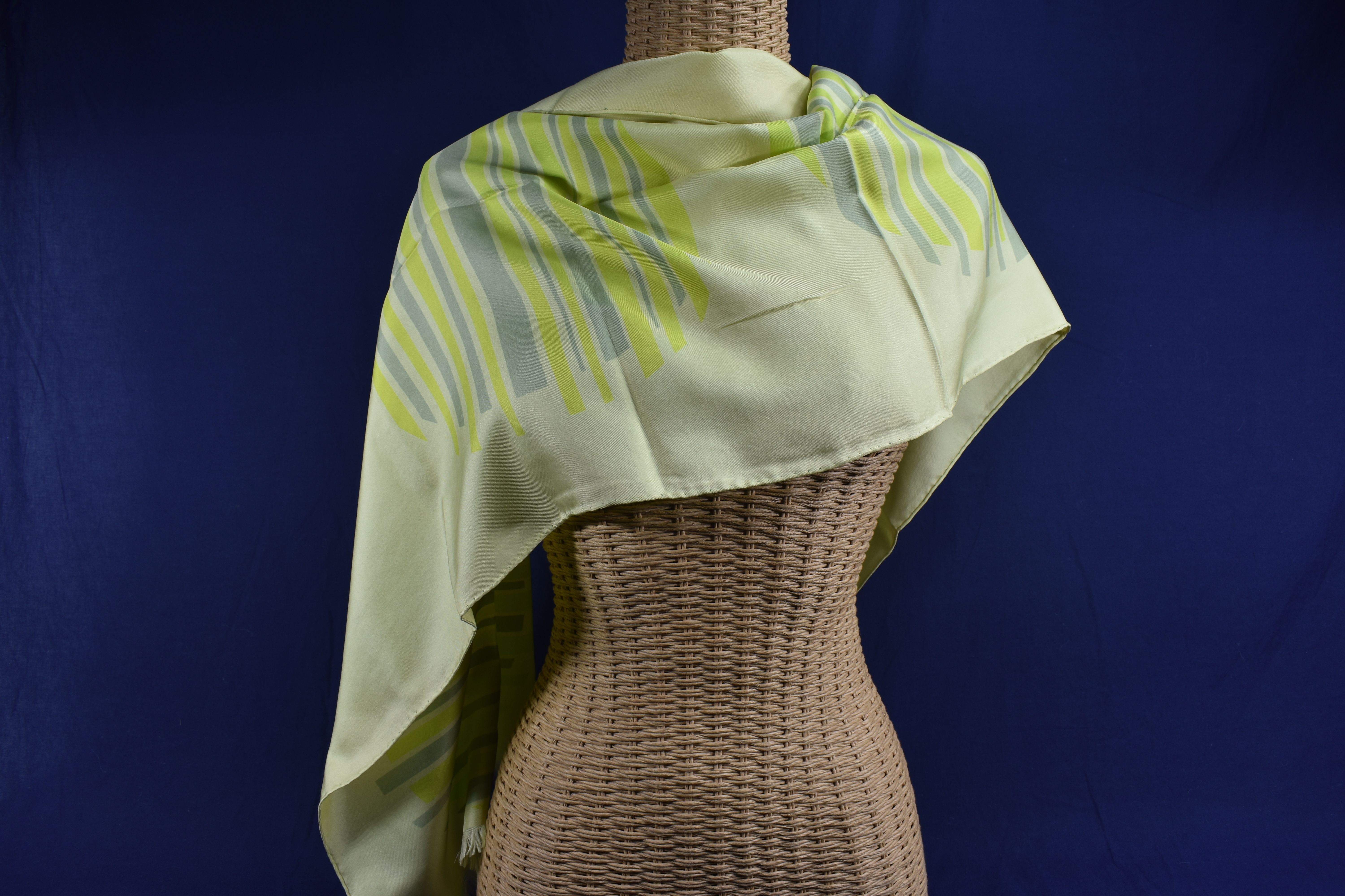 Echarpe BIANCHINI FERIER " couleurs vertes " longueur 1,50 et largeur 0,40 cm. Bon état - Vue 7 - 