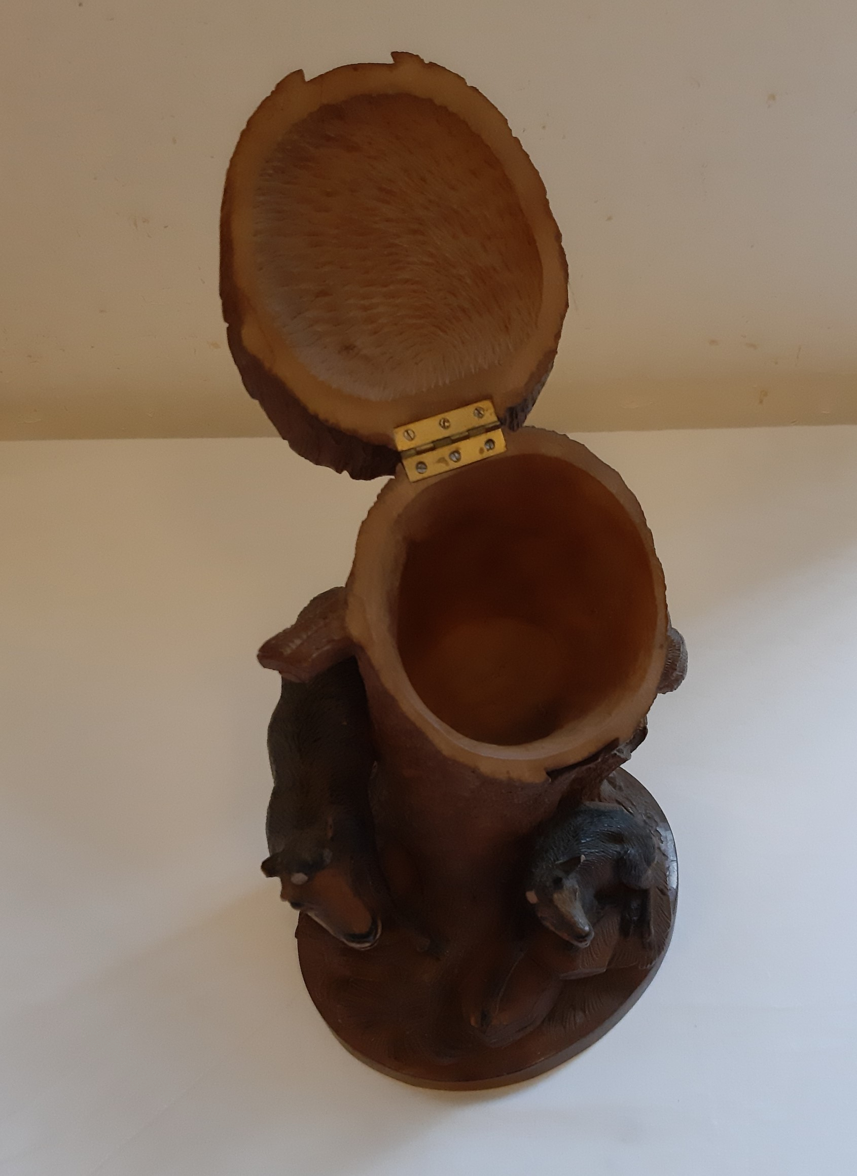 Sculpture en bois de la Forêt Noire, représentant une biche et son petit, autour d'arbre avec ouverture sur le haut du tronc d'arbre. - Photo 1