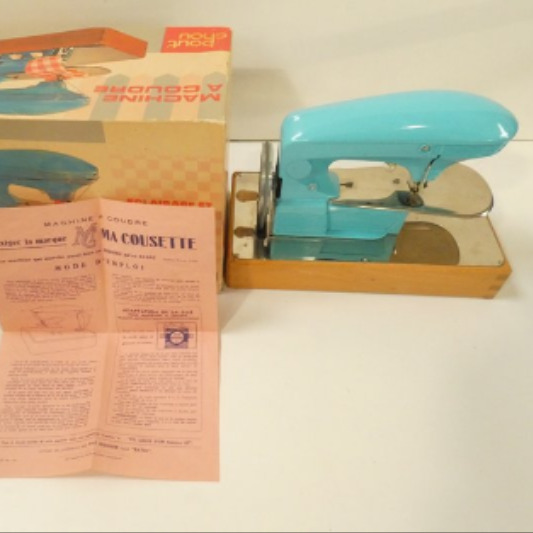 Jouet machine à coudre Bout 'chou Bon état -  reconditionné disponible sur Label Emmaüs