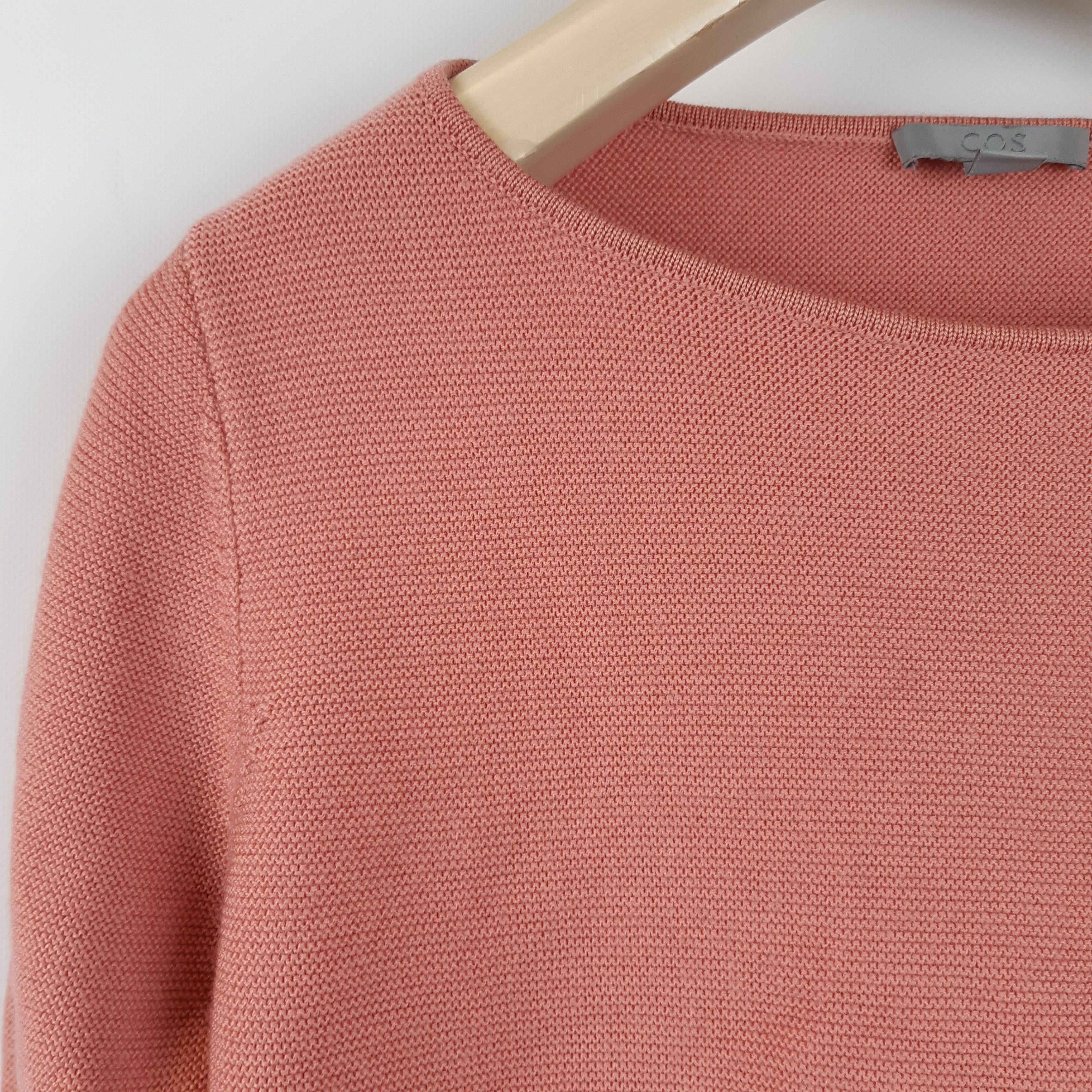 Voir photo 2 de Cos - Pull laine rose cocon - Taille S ( estimée Epaules = 32, Poitrine = 42, Longueur = 48) Cos - Pull laine rose cocon - Taille S ( estimée Epaules = 32, Poitrine = 42, Longueur = 48) - Vue 2 -