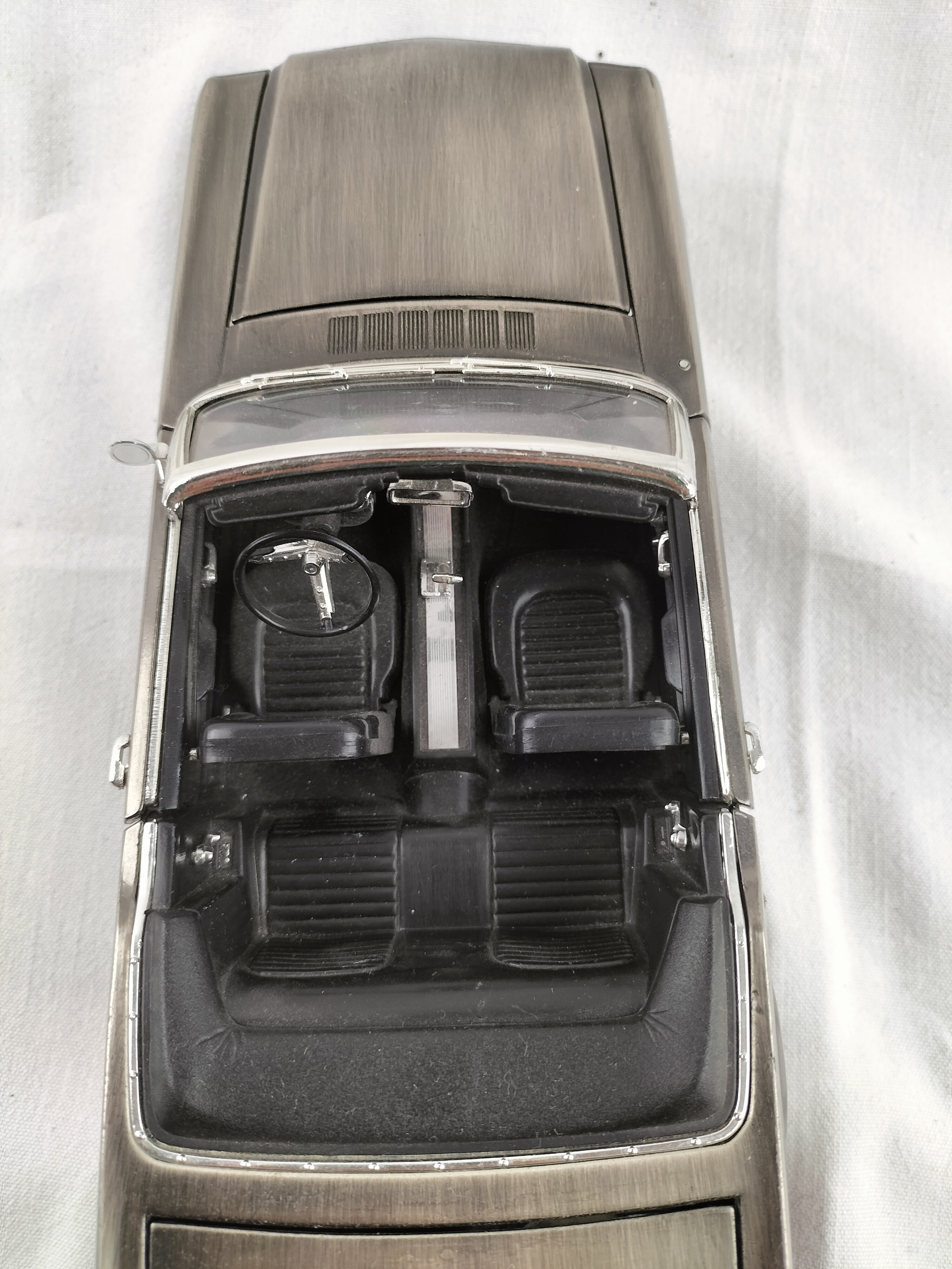 Voir photo 28 de Lot de 8 voitures miniatures de collection – Ferrari, Porsche, Mustang, Cadillac, Corvette Lot de 8 voitures miniatures de collection – Ferrari, Porsche, Mustang, Cadillac, Corvette Bon état - Vue 28 -