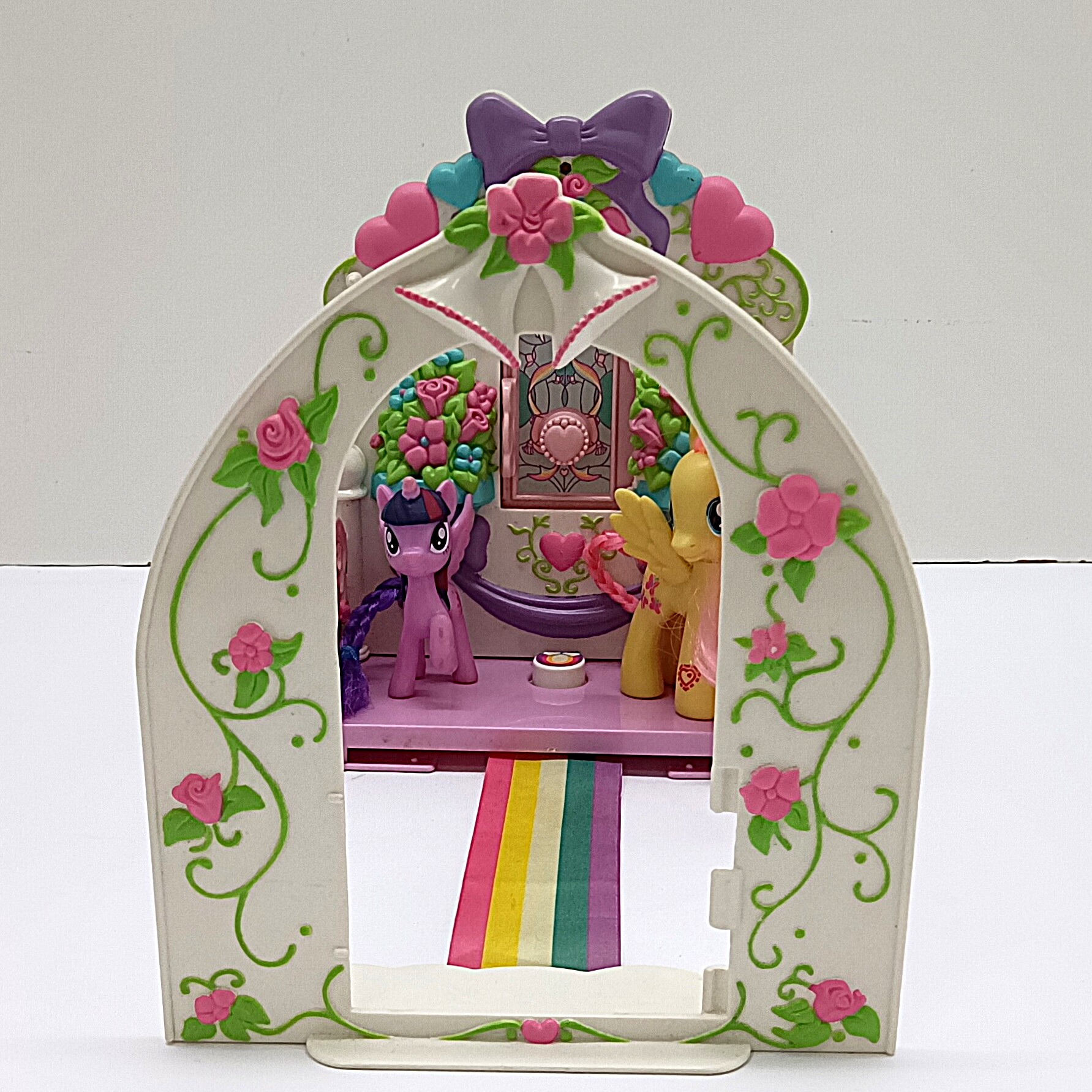 Voir photo 3 de Chapelle My Little Pony avec décor floral et deux figurines de remplacement Chapelle My Little Pony avec décor floral et deux figurines de remplacement Bon état - Vue 3 -